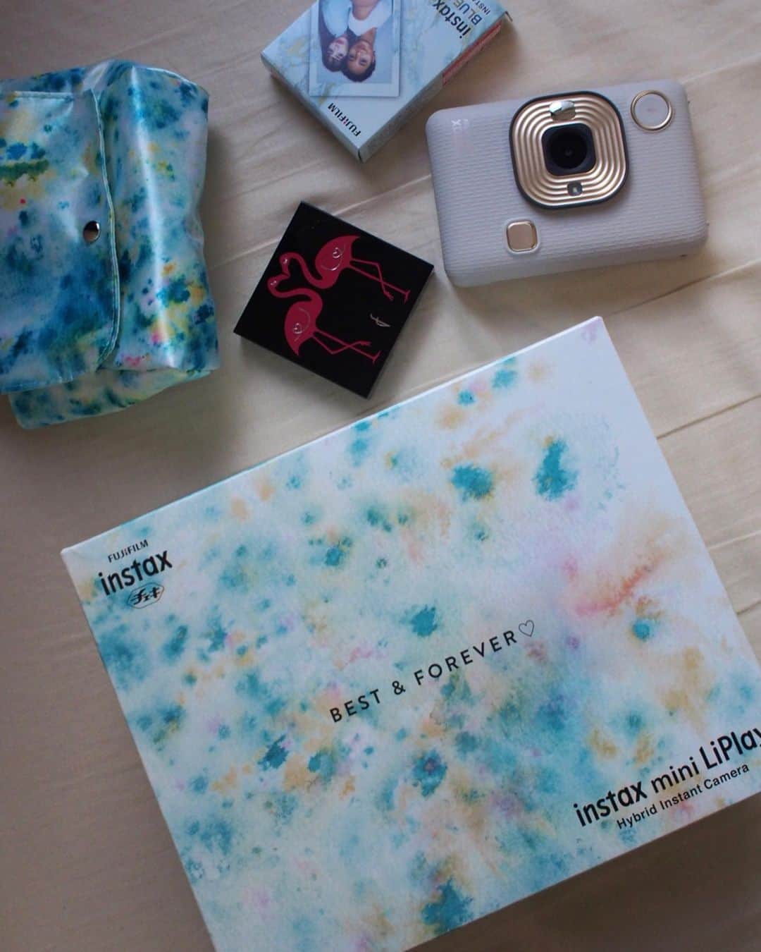 AO のインスタグラム：「『チェキの限定ギフトボックス』 @cheki_instax  チェキとチェキフィルム🎞 さらに、チェキが入るポーチやアイシャドウまで入っててびっくり🎁✨  このチェキはモニターをみながら撮影できるし、写真を選んでプリントできるから、ミスなしでチェキが撮れてうれしい〜✨📸  今年ももうあとすこし！！ チェキで思い出を残していこう〜🎅🎄 #チェキ#instax」