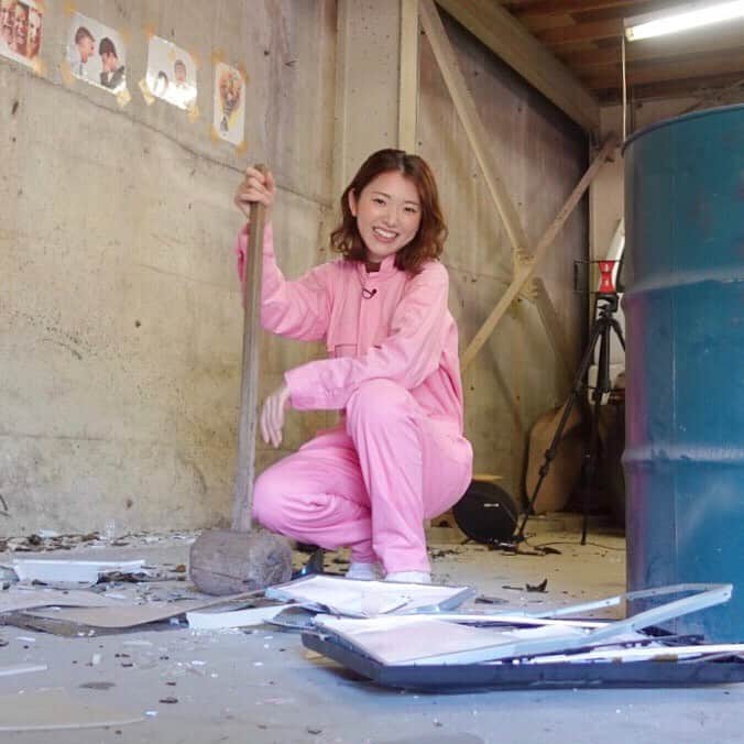 のインスタグラム：「*﻿ ﻿ ものをぶっ壊してきました🔨⚡︎⚡︎﻿ ﻿ お皿や瓶、パソコンも。﻿ 割って叩いてガッチャガチャ。﻿ きっもちー！﻿ ﻿ 瓦割り体験も！エイヤー！﻿ ﻿ ストレス発散におすすめです✌︎✨﻿ スッキリー！﻿ ﻿ @destroyroom_fukui  @echizen_seramika  ﻿ _ _ _ #福井県 #ストレス発散 #旅したがーる」