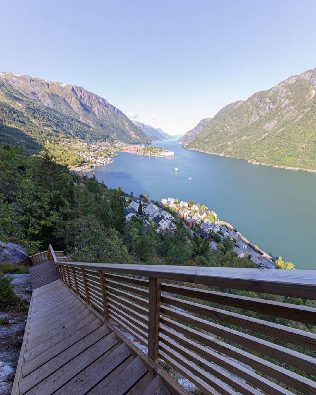 エル・マリアージュさんのインスタグラム写真 - (エル・マリアージュInstagram)「ノルウェーのオッダにあるツリーハウス。雄大なフィヨルドをのぞむ超スペシャルな空間。いつか最高のハネムーンで❄️⛄️ ..  Resort Woodnest Odda Treehouse in Norway  #Repost @beautifulhotels with @make_repost 📸@sallyjaneaano @_woodnest_  .. #エルマリアージュ #ellemariage #プレ花嫁 #結婚準備 #結婚式 #おしゃれ婚 #ウエディングドレス #ブライダルリング #会場 #花嫁美容 #世界中のプレ花嫁さんと繋がりたい #全国のプレ花嫁さんと繋がりたい #エル花嫁ミューズ #みんなでエルマリアージュ #ツリーハウス #冬景色 #北欧ハネムーン #ノルウェー #happyfriday  #woodnest」12月11日 17時51分 - ellemariage