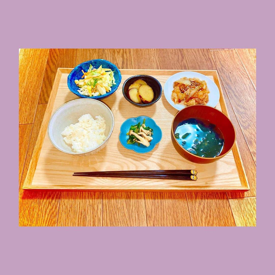 福島雪菜のインスタグラム：「今日の晩ごはん( ˶˙ᵕ˙˶ ) * ✧豚の生姜焼き ✧お味噌汁 ✧さつまいもの甘煮 ✧ しめじとほうれん草のレモンじゃこ和え 　（昨日の余り物） ✧コールスロー ✧白米 * * #手料理❤️ #おうちごはん」