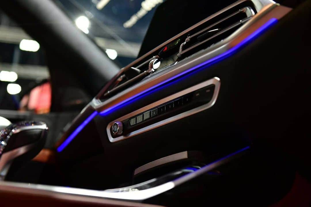 BMW Thailandさんのインスタグラム写真 - (BMW ThailandInstagram)「สะดุดตากับความสง่างามภายนอกที่โดดเด่นผสานกับความหรูหราของห้องโดยสารด้านใน ตั้งแต่เบาะนั่งระดับเฟิร์สคลาสไปจนถึงการตกแต่งหัวเกียร์ด้วยแก้วคริสตัลงานแฮนด์เมด CRAFTED CLARITY ที่มีการตกแต่งอย่างประณีตที่ทำให้ BMW X7 คันนี้ดูพิเศษมากยิ่งขึ้น  พร้อมรับข้อเสนอสุดพิเศษ - อัพเกรด BSI 5 ปี - ข้อเสนอพิเศษเพิ่มเติมมูลค่าสูงสุด 400,000 บาท สำหรับลูกค้าที่เป็นเจ้าของรถบีเอ็มดับเบิลยู - ผ่อนเริ่มต้น 76,999 บาทต่อเดือน  พบกันในงาน Motor Expo 2020 วันนี้-13 ธันวาคมนี้ ที่ อิมแพค เมืองทองธานี  สอบถามข้อมูลเพิ่มเติมได้ที่ - BMW Contact Center : 1397 - Line : @BMWLeasing : https://lin.ee/e8LSXa4 - ข้อมูลเพิ่มเติมคลิก : https://bit.ly/2zPzzZM - จองผ่านช่องทางออนไลน์ : https://bit.ly/3fsaTql  *เงื่อนไขเป็นไปตามที่บริษัทฯ กำหนด  ชมรถ BMW ทุกคันได้แบบ 360 องศา ผ่าน BMW Virtual Showroom พร้อมพูดคุยกับ BMW Sales Consultant ผ่านทาง Live Chat ได้ตลอด 24 ชั่วโมง คลิกเลย : https://virtualshowroom.bmw.co.th  #BMW #BMWTH #THEX1 #JOYisBMW #สุนทรียภาพแห่งการขับขี่ #MotorExpo2020 #BMWVirtualShowroom」12月11日 18時06分 - bmwthailand