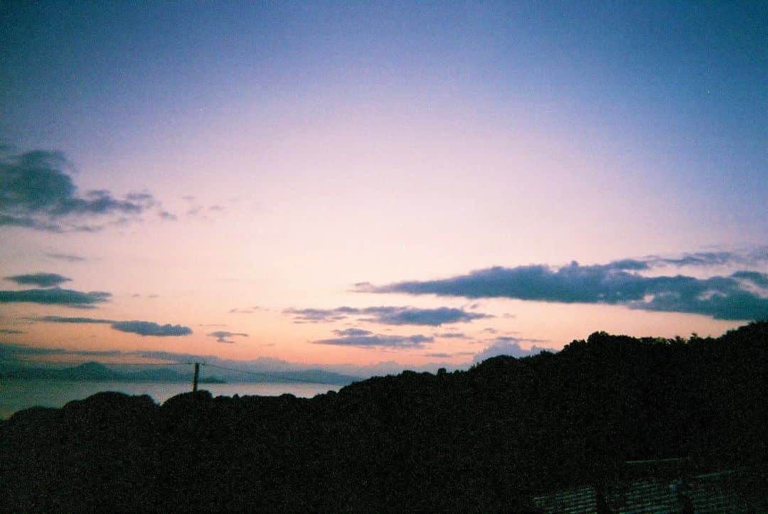 竹原聖一郎のインスタグラム：「今週もしっかり生きました。 お疲れ様です。👽 #photography #film #夕暮れ #ファインダー越しの私の世界」