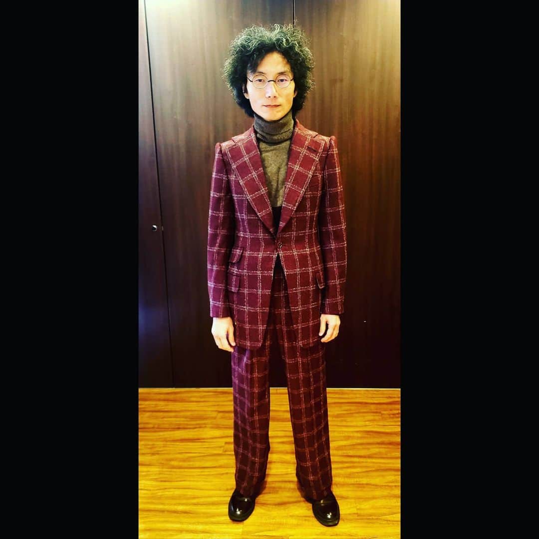 信國太志のインスタグラム：「毎年コミッション頂いてるI氏。 お好みに反して肩幅を大きくする攻防をしていて仮縫いで1cm 大きくしてたらバレて5mm大きく。そのようなやり取りをお互いに楽しむビスポークはクライアント様との共作です。 確実に進化と実験があるのが楽しい。」