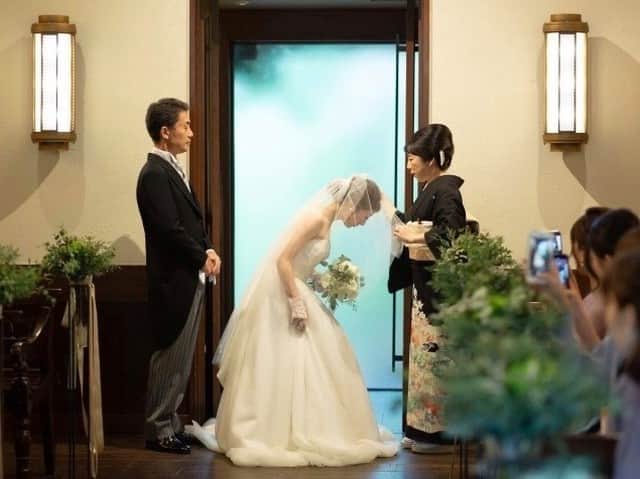 ゼクシィさんのインスタグラム写真 - (ゼクシィInstagram)「【卒花が式を挙げて初めて気付いた「結婚式だからできたこと」】 . 今回は「結婚式だからできる」5つの大切なことについて、 2020年に式を挙げた卒花さんの実例写真と共にご紹介。 結婚式をするか迷っている全ての人に届きますように☺️💕 . 1．結婚式だから「大切な人に“心からの感謝”が伝えられる」 距離が近いだけに感謝を伝える機会がない家族や、 普段口に出せていない恩師や友人への感謝も、 結婚式という場なら、面と向かって伝えることができます✨ 写真1枚目／井上さおりさん（2019年10月挙式） 写真2枚目／奈歩さん（2020年3月挙式） . 2．結婚式だから「夫婦になった実感が湧く」 挙式は夫婦になるふたりの誓いの場であり、 今後夫婦として歩む人生の起点となります👫 夫婦の絆が試されるとき、この起点が支えとなります。 写真3枚目／美里さん（2019年11月挙式） 写真4枚目／ラプンツェるさん（2019年11月挙式） . 3．結婚式だから「人生最高の思い出ができる」 素直に「楽しい」「嬉しい」「幸せ！」を実感し 大切な人たちに囲まれて、人生で一番の主役になれる日🎉 結婚式は、ふたりの人生で最高の思い出になります。 写真5枚目／まふぱんさん（2020年3月挙式） 写真6枚目／シーナさん（2019年11月挙式） . 4．結婚式だから「ゲストの気持ちに触れられる」 時間とお金を割いて参列してくれるゲストの 自分たちを心から祝ってくれる思いに触れることで、 手の中にある幸せに改めて気付くことができます🍀 写真7～8枚目／miiさん（2020年3月挙式） . 5．結婚式だから「人生のパートナーを紹介できる」 幼なじみ、学生時代の友人、職場の同僚、親戚など さまざまな関係のゲストに、互いのパートナーについて 知ってもらう絶好の機会が結婚式なのです😌 写真9～10枚目／SAORIさん（2020年2月挙式） . もっと詳しく知りたい人は #ゼクシィアプリ をチェック！ 「卒花が式を挙げて初めて気付いた「結婚式だからできたこと」」 . +♥+:;;;:+♥+:;;;:+♥+:;;;:+♥+:;;;:+♥+:;;;:+♥ . プロポーズから結婚式まで素敵なお写真募集中！ . ゼクシィ公式アカウントでお写真を紹介してみませんか？ 【#ゼクシィ2020】 を付けて投稿してください📷💍 . +♥+:;;;:+♥+:;;;:+♥+:;;;:+♥+:;;;:+♥+:;;;:+♥ . ▼公式アプリもCHECKしてね ゼクシィアプリはURLから⛪️🕊 @zexyrecruit . . #プロポーズ#式場見学#見学#結婚式#披露宴 _ #前撮りレポ#後撮りレポ#ドレス探し#ドレス試着#ドレス試着レポ#結婚式準備#前撮り準備#令和花嫁#令和婚 _ #令和挙式#2020冬婚#2020秋婚#2021夏婚#2021春婚#ウェディングドレス#ヘアメイク#全国のプレ花嫁さんと繋がりたい#日本中のプレ花嫁さんと繋がりたい#結婚式準備 _ #花嫁#ゼクシィ#ちーむゼクシィ#幸せが動きだしたらゼクシィ」12月11日 18時00分 - zexyrecruit