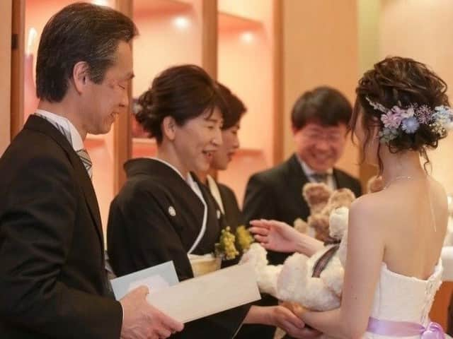 ゼクシィさんのインスタグラム写真 - (ゼクシィInstagram)「【卒花が式を挙げて初めて気付いた「結婚式だからできたこと」】 . 今回は「結婚式だからできる」5つの大切なことについて、 2020年に式を挙げた卒花さんの実例写真と共にご紹介。 結婚式をするか迷っている全ての人に届きますように☺️💕 . 1．結婚式だから「大切な人に“心からの感謝”が伝えられる」 距離が近いだけに感謝を伝える機会がない家族や、 普段口に出せていない恩師や友人への感謝も、 結婚式という場なら、面と向かって伝えることができます✨ 写真1枚目／井上さおりさん（2019年10月挙式） 写真2枚目／奈歩さん（2020年3月挙式） . 2．結婚式だから「夫婦になった実感が湧く」 挙式は夫婦になるふたりの誓いの場であり、 今後夫婦として歩む人生の起点となります👫 夫婦の絆が試されるとき、この起点が支えとなります。 写真3枚目／美里さん（2019年11月挙式） 写真4枚目／ラプンツェるさん（2019年11月挙式） . 3．結婚式だから「人生最高の思い出ができる」 素直に「楽しい」「嬉しい」「幸せ！」を実感し 大切な人たちに囲まれて、人生で一番の主役になれる日🎉 結婚式は、ふたりの人生で最高の思い出になります。 写真5枚目／まふぱんさん（2020年3月挙式） 写真6枚目／シーナさん（2019年11月挙式） . 4．結婚式だから「ゲストの気持ちに触れられる」 時間とお金を割いて参列してくれるゲストの 自分たちを心から祝ってくれる思いに触れることで、 手の中にある幸せに改めて気付くことができます🍀 写真7～8枚目／miiさん（2020年3月挙式） . 5．結婚式だから「人生のパートナーを紹介できる」 幼なじみ、学生時代の友人、職場の同僚、親戚など さまざまな関係のゲストに、互いのパートナーについて 知ってもらう絶好の機会が結婚式なのです😌 写真9～10枚目／SAORIさん（2020年2月挙式） . もっと詳しく知りたい人は #ゼクシィアプリ をチェック！ 「卒花が式を挙げて初めて気付いた「結婚式だからできたこと」」 . +♥+:;;;:+♥+:;;;:+♥+:;;;:+♥+:;;;:+♥+:;;;:+♥ . プロポーズから結婚式まで素敵なお写真募集中！ . ゼクシィ公式アカウントでお写真を紹介してみませんか？ 【#ゼクシィ2020】 を付けて投稿してください📷💍 . +♥+:;;;:+♥+:;;;:+♥+:;;;:+♥+:;;;:+♥+:;;;:+♥ . ▼公式アプリもCHECKしてね ゼクシィアプリはURLから⛪️🕊 @zexyrecruit . . #プロポーズ#式場見学#見学#結婚式#披露宴 _ #前撮りレポ#後撮りレポ#ドレス探し#ドレス試着#ドレス試着レポ#結婚式準備#前撮り準備#令和花嫁#令和婚 _ #令和挙式#2020冬婚#2020秋婚#2021夏婚#2021春婚#ウェディングドレス#ヘアメイク#全国のプレ花嫁さんと繋がりたい#日本中のプレ花嫁さんと繋がりたい#結婚式準備 _ #花嫁#ゼクシィ#ちーむゼクシィ#幸せが動きだしたらゼクシィ」12月11日 18時00分 - zexyrecruit