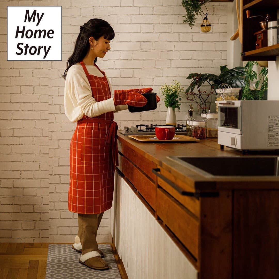 「お、ねだん以上。」ニトリ公式アカウントさんのインスタグラム写真 - (「お、ねだん以上。」ニトリ公式アカウントInstagram)「My Home Story by NITORI🌿-なりたいワタシにコーディネート- . ニトリのアイテムを使って、自分らしさと出会う「My Home Story」をお届けします。 第五弾は、「簡単であったか、わたしの食卓」🥘 . 見た目もキュートな「アルミココット鍋」や「グリルパン」を使えば、素材の旨みを閉じ込めて、おいしく簡単料理が叶います🎵 「アルミココット鍋」を使ったおすすめレシピはポトフ。 ジャガイモや玉ねぎ、ニンジンを食べやすいサイズに切って、ベーコンやローリエ、塩と一緒にコトコト煮込むだけ。 万古焼の「グリルパン」は、直火、オーブン、トースター、電子レンジでも使えて、しかも陶器だから保温力もバツグン！ 見た目にも映えるのでそのままサッとテーブルに運んで「おうちバル」な食卓が作れますよ😋。 . 木製のカッティングボードは、キッチンにあるだけで空間がお洒落になるし、そのまま食卓で盛り付け皿としても使えるんです。 キッチン周りで「見せる収納」を楽しむなら中身の見えるキャニスターがオススメ。 片手で簡単に開けられるので、調理中の使い勝手もバッチリ。 . 気軽に料理が楽しめるから、おうち時間がグッと豊かになります🌈。 . ニトリのキッチンアイテムの写真に #mynitori を付けて投稿していただくと、いいね、リポストさせていただくかも😉 小さなアイデアで、日々の暮らしを彩る。そんなヒントがたくさん詰まったスペシャルコンテンツ公開中です！🎀 . 【アイテム例：写真1・9枚目】 商品名：お手入れ簡単 水拭きできる キッチン対応フロアマット(フォイルGY 45x180) お値段：799円（税込） 商品コード：7730858 . 【アイテム例：写真1枚目】 商品名：単機能オーブントースター ココル(NT07_WH) お値段：2,027円（税込） 商品コード：8971627 . 【アイテム例：写真2・4枚目】 商品名：IH アルミ無水調理ココット鍋 18cm(ブラック) お値段：4,064円（税込） 商品コード：8942098 . 【アイテム例：写真2・5枚目】 商品名：万古焼　黒釉　グリルパン(バンコヤキ クロユウ) お値段：1,823円（税込） 商品コード：8949182 . 【アイテム例：写真2枚目】 商品名：テーブルランプ セスタ(C-266T) お値段：4,064円（税込） 商品コード：8320528 . 商品名：焼物皿　唐茶削ぎ お値段：304円（税込） 商品コード：8909244 . 【アイテム例：写真3枚目】 商品名：赤ワイングラス2個セット オルディ(255mL) お値段：399円（税込） 商品コード：8955127 . 商品名：ダイニングテーブル(アルナス8080 MBR) お値段：22,920円（税込） 商品コード：4007048 . 【アイテム例：写真5枚目】 商品名：グラタン皿S オーブンウェア(飴釉) お値段：254円（税込） 商品コード：8965278 . 【アイテム例：写真7・8枚目】 商品名：アカシア カッティングボード(M) お値段：899円（税込） 商品コード：8973335 . 【アイテム例：写真8枚目】 商品名：ステンレス天ぷらバット　25cm(カクバット IN 25CM) お値段：837円（税込） 商品コード：8940762 . 【アイテム例：写真9枚目】 商品名：インテリアシート 木目 2枚入り(WH) お値段：508円（税込） 商品コード：8142744 . 【アイテム例：写真10枚目】 商品名：タイルステッカー モザイク (ホワイト) お値段：610円（税込） 商品コード：8143161 . ※家具はニトリネットでゆっくりご覧いただけます。 ※写真には演出品を含みます。 ※入荷待ちの商品についてはお届けまでに日数をいただく場合がございます。 ※一部の店舗、通販サイトでは展示や在庫がない場合がございます。 ※一部の商品の価格は変動する可能性があります。 . #mynitori #ニトリ #おねだん以上 #ニトリで購入 #nitori #食器 #ダイニングテーブル #ニトリの食器 #テーブルコーディネート #ダイニング #食卓 #インテリアコーディネート #鍋 #収納 #器 #ニトリのお皿 #キッチン #キッチン収納 #うつわ #お皿 #インテリア #暮らしを楽しむ #丁寧な暮らし #日々の暮らし #豊かな食卓 #暮らしの道具 #暮らしを楽しむ #インテリア好きな人と繋がりたい #無水鍋 #おうち時間」12月11日 18時00分 - nitori_official
