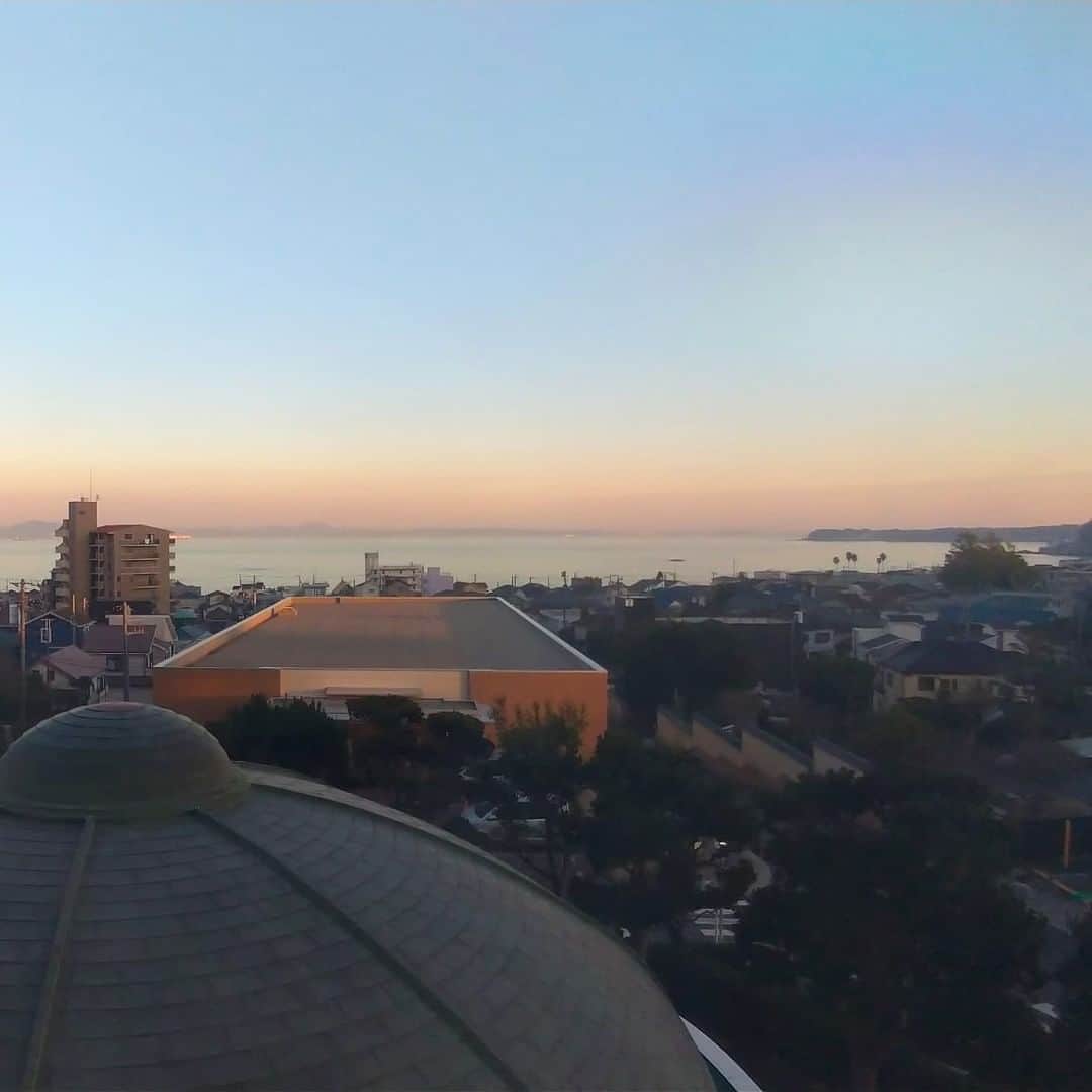 【公式】オーシャンリゾートホテル マホロバ・マインズ三浦さんのインスタグラム写真 - (【公式】オーシャンリゾートホテル マホロバ・マインズ三浦Instagram)「事務所から見える夕方の景色です。 この時間の空と海の色の移り変わりが美しいですね。  #夕焼け #夕焼け空 #夕焼けハンター #夕日 #海のある生活 #窓の外の景色 #青空が好き #マジックアワー #三浦半島ドライブ #温泉旅行 #東京湾 #冬空 #gotoトラベル #朝日が好きな人と繋がりたい #田舎の風景 #スローライフ #テレワーク #移住 #田舎暮らし #igで繋がる空 #二拠点生活 #移住生活 #移住計画 #三浦 #マホロバ #三浦半島 #maholovaminds #マホロバマインズ #三浦海岸 #マホロバマインズ三浦」12月11日 18時00分 - maholova_minds_miura