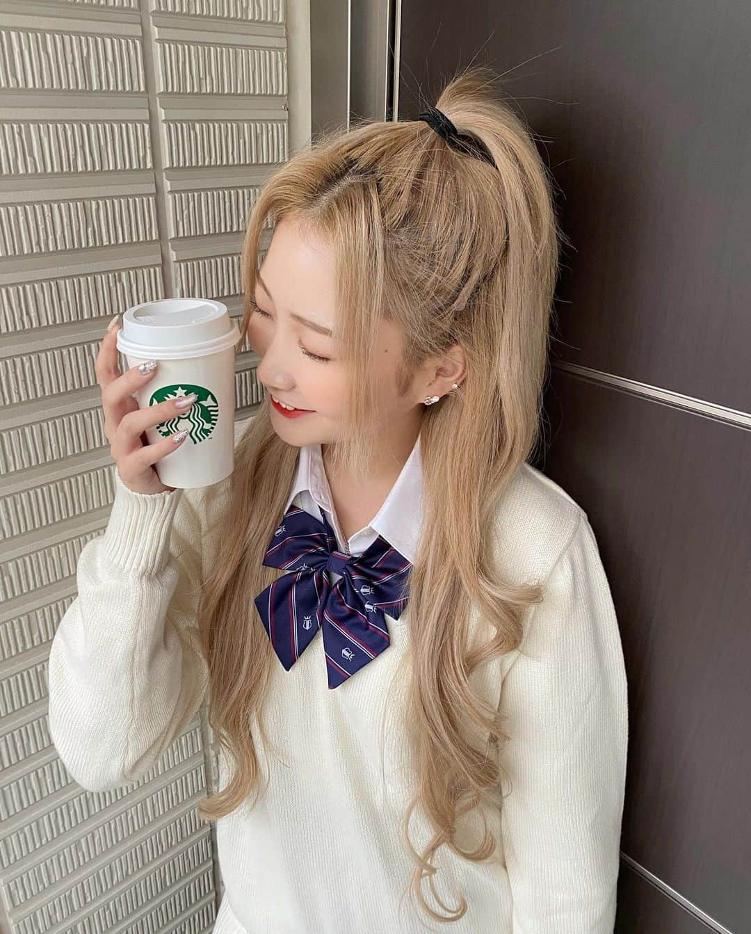 権隨玲さんのインスタグラム写真 - (権隨玲Instagram)「. 久々の制服〜🍓🍓 ホワイトのセーターかわああいくてすきぃ🤍🤍  @cupop_official   #PR#cupop#キューポップ#制服コーデ」12月11日 18時00分 - rea__room