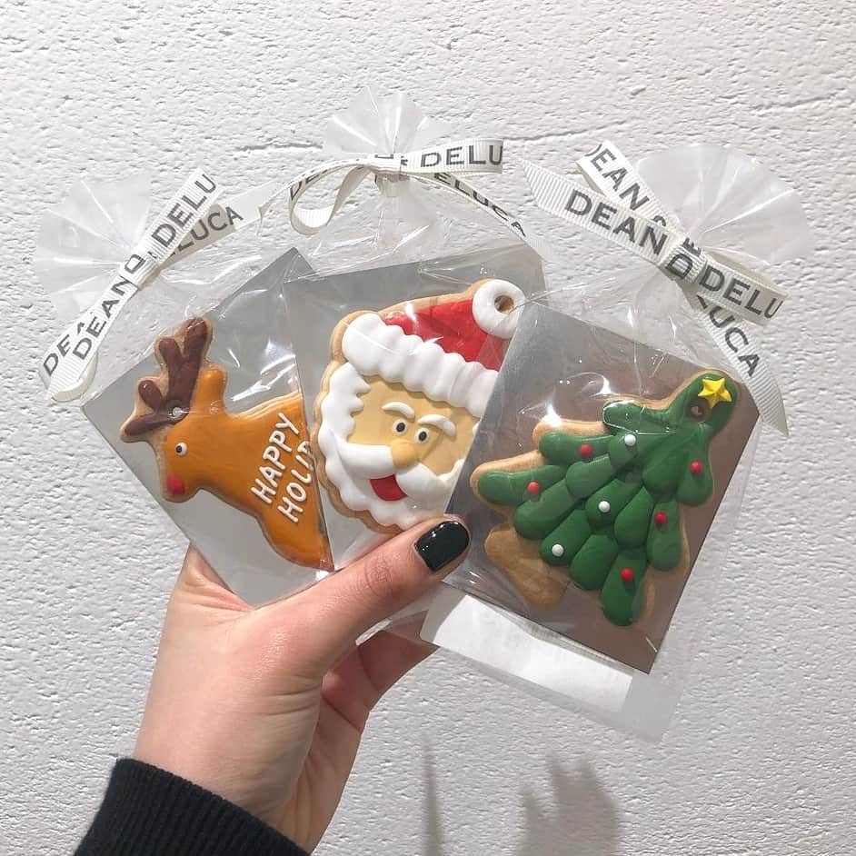 MERYさんのインスタグラム写真 - (MERYInstagram)「.⁣ クリスマスの可愛いアイシングクッキーを『DEAN＆DELUCA』でゲット🎄⁣ .⁣ クリスマスを感じられるようなお菓子を「DEAN＆DELUCA（ディーンアンドデルーカ）」で手に入れることができます。なんとクリスマスツリーのオーナメントとしても活躍するとか。家族や友人、恋人などにプレゼントしても喜ばれそうです🌹⁣ .⁣ （左から）「DEAN & DELUCA アイシングクッキー トナカイ」￥486（tax in）⁣ 「DEAN & DELUCA アイシングクッキー サンタ顔」￥540（tax in）⁣ 「DEAN & DELUCA アイシングクッキー ツリー グリーン」￥486（tax in）⁣ .⁣ MERYでは他にも「かわいい」に近づくさまざまな情報を発信しています。⁣ @mery.beauty コスメ・美容に特化した情報をお届け♡⁣ @mery_spot 話題のカフェやお出かけスポットをご紹介！⁣ こちらもぜひチェックしてみてください！⁣ .⁣ .⁣ photo by @kkk_rrr02⁣ .⁣ #MERY #regram #deananddeluca #christmas #merrychristmas #cookies #christmascookies #sweets #딘엔델루카 #크리스마스 #크리스마스트리 #크리스마스쿠키 #ディーンアンドデルーカ #アイシングクッキー #クッキー #クリスマスクッキー #クリスマススイーツ #クリスマス #クリスマスツリー #オーナメント #クリスマスプレゼント #プレゼント #贈り物 #スイーツ #甘いもの好きな人と繋がりたい #サンタクッキー #お洒落 #お洒落さんと繋がりたい #MERY女子 #メリー」12月11日 18時00分 - mery.jp