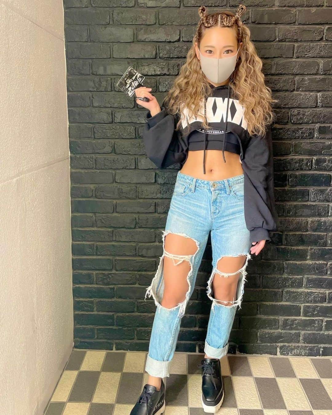 MIYAKOのインスタグラム：「. 数年ぶりに、服装と髪型にもこだわって ライブに行きました💓💓💓🥺 . @momomika0314  が、髪型を くうちゃんと全く同じ、完コピしてくれて 本当に超満足で、取りたくなかった🤣 本当に、ももさん、流石です😭❤️❤️❤️👍 . お腹は寒くて冷えたよ😷笑 . #kodakumi#20thanniversary#tokyo#hairstyle#fashion#ootd#倖田來未#ライブヘアセット#ライブファッション#ダイエットしよう」
