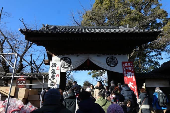 さいたまつりさんのインスタグラム写真 - (さいたまつりInstagram)「【🏮埼玉の祭りハイライト🏮 〜「初大師だるま市」〜】                                                             「初大師だるま市」は、川越の喜多院(きたいん)境内に祀られている慈恵大師のご縁日です。 　 境内には、露店が軒を連ね、種類や大きさも様々なだるまが所狭しと並びます！ 　 新しい年を迎えるに当って、七転八起の縁起物のだるまを買い求めに毎年数十万人が訪れます🎍 　 === 　 1枚目、2枚目の写真は、露店に並ぶだるまの様子。赤色のだるまは魔除け、金色のだるまは金運、桃色のだるまは恋愛運など、自分の願いに合った色のだるまを探すのも、この祭りの楽しみ方のひとつです！ 　 3枚目、4枚目は会場である喜多院の様子。だるまを求める人たちで大賑わいです。 　 === 　 来年こそは、祈願したい内容に合っただるまを見つけたいですね！ 　 ＊＊＊ 　 2020年度の「初大師だるま市」は、新型コロナウイルス感染拡大防止のため中止となります。 公式サイト　https://www.kawagoe.com/kitain/information/annual-events/0103.html さいたまつりページ　https://www.saitamatsuri.jp/matsuri/darumaichi/ #初大師だるま市 #さいたまつり #埼玉 #saitama #saitamatsuri #japan #祭 #matsuri #festival」12月11日 18時00分 - saitamatsuri