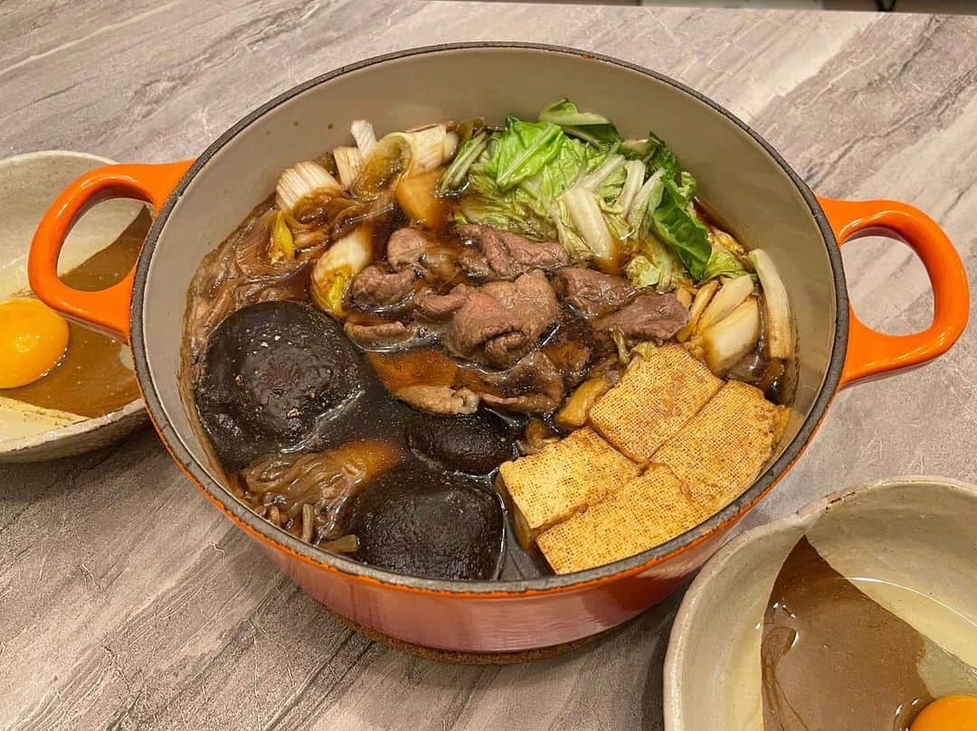 川戸沙羅のインスタグラム：「昨日はすき焼きの夜🍲  ⭐︎牛モモ肉 ⭐︎焼き豆腐 ⭐︎白菜 ⭐︎椎茸 ⭐︎結び白滝 ⭐︎長ネギ ⭐︎大根  お家ですき焼き食べるといっつも お腹いっぱい食べちゃう🐥 牛肉を今回半分はシンシンにしてみた💕  #すき焼き #ズボラ飯 #夜ご飯記録  #おうちご飯 #夜ご飯 #ダイエット部」