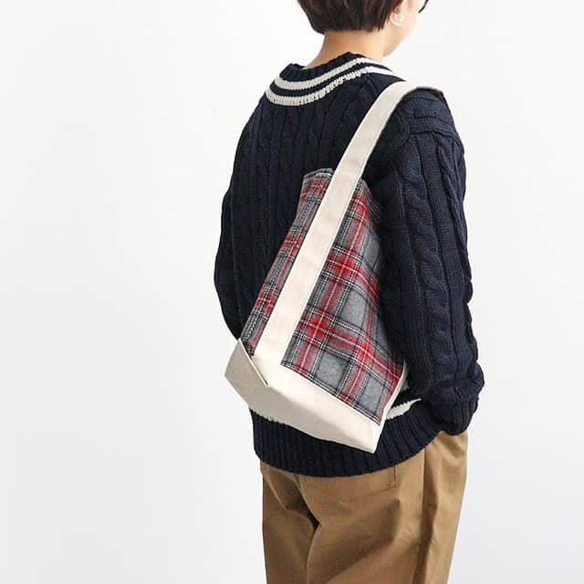 キナリノさんのインスタグラム写真 - (キナリノInstagram)「＼キナリノモール／TEMBEA｜BAGUETTE TOTE SMALL -WOOL  	 －－－－－－－－－ 季節感のあるチェック柄が登場！  TEMBEAのラインナップのなかでも定番中の定番であるバゲットトート。 あたたかみのあるウール素材のチェック柄が可愛いらしいこれからの季節にぴったりなアイテムです。 スモールサイズながら、マチつきで必需品がしっかり収まるサイズ感。 普段使いはもちろん、お部屋のディスプレイ、小物入れにもおすすめですよ。 カラーは、グレーチェック、ブラウン×グリーンチェックの2種類をご用意しました＊  －－－－－－－－－ https://kinarino-mall.jp/item-61244  ▶画像をタップすると詳細情報をご覧いただけます。  ▶プロフィールの「インスタ掲載」ボタンから、ご紹介商品をまとめてご覧いただけます。→@kinarino_official  ▶キナリノアプリでも販売中！ 「お買いもの」→「インスタグラム掲載アイテム」 　 ※ダウンロードはプロフィールリンクから→@kinarino_official  #キナリノモール #キナリノ #丁寧な暮らし #暮らし #バッグ #トートバッグ #収納 #シンプル #ファッション #ナチュラルファッション #お出かけ #コーディネート #コーデ #今日のコーデ #STRATOBee #TEMBEA #totebag #BAGUETTETOTE #bag #Storage #fashion #style #fashionista #coordination #simple #ootd #instafashion」12月11日 18時00分 - kinarino_official