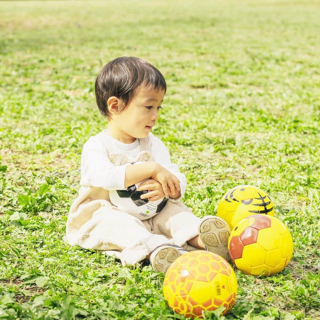 sfidaさんのインスタグラム写真 - (sfidaInstagram)「. はじめてのサッカーはFOOTBALL ZOOと！ ボール蹴るのってたのしいね✨  ---------------------- 🎄sfida recommended item 🎁 FOOTBALL ZOO ¥2,300(+tax) サッカー1号球 ＊1球につき1点専用BOXつき ----------------------  #sfida #スフィーダ  #footballzoo #フットボールズー #xmas #クリスマス #クリスマスプレゼント #サッカーボール #soccerball #おもちゃ #子供用ボール #キッズモデル #外遊び #ボール遊び #ボール大好き #サッカー少年 #サッカーキッズ #動物ボール #アニマルボール #知育玩具 #zooボール #おうちあそび #こどものいる暮らし #こどもと暮らす #こどもとおでかけ #こども写真 #子供のいる暮らし #子供写真 #こどものおもちゃ #子供とお出かけ部」12月11日 18時01分 - sfidasports