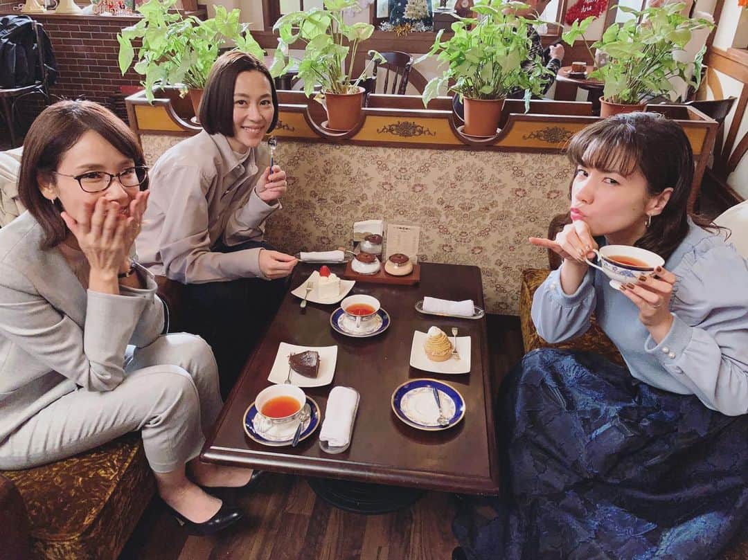 のインスタグラム：「【#こいはは 第8話まであと4時間❤️】 今夜のカフェシーンも、女子トーク炸裂です‼️ 女子トークって、何時間あっても足りないですよね、、、 そして、杏さん衝撃の告白も…😳 #tbs #金曜ドラマ #恋する母たち #こいはは #だめキュン #木村佳乃 #吉田羊 #仲里依紗 #今回はティータイムでケーキ🍰 #そろそろ #このカフェに行きたいのですが #アネモネ #店員になりたい #バイト募集してませんか #3人に会えるまで週5でシフト入れる←」