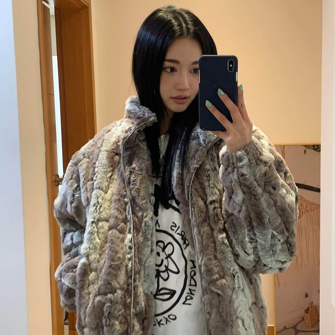 パク・ソラのインスタグラム：「이사온지 일년만에 전신거울 생굣다.👏🏻」