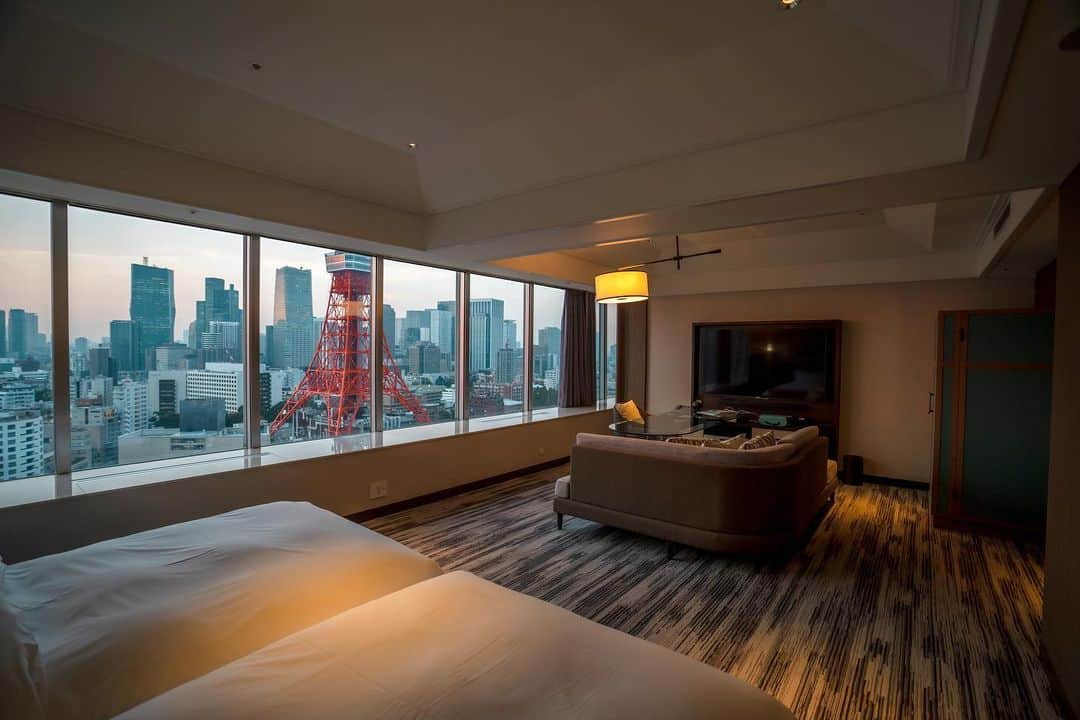 のインスタグラム：「スイートルームからの東京の眺めとともに週末をスタート。  Start off your weekend with stunning views from one of our iconic suites  Share your own images with us by tagging @princeparktowertokyo  —————————————————————  #TokyoTower #princeparktower #princehotels #tokyo #japan #beautifulhotels #tokyohotel #shibakoen #akabanebashi #azabujuban #tokyotower #ThePreferredLife #プリンスパークタワー東京 #東京タワー」