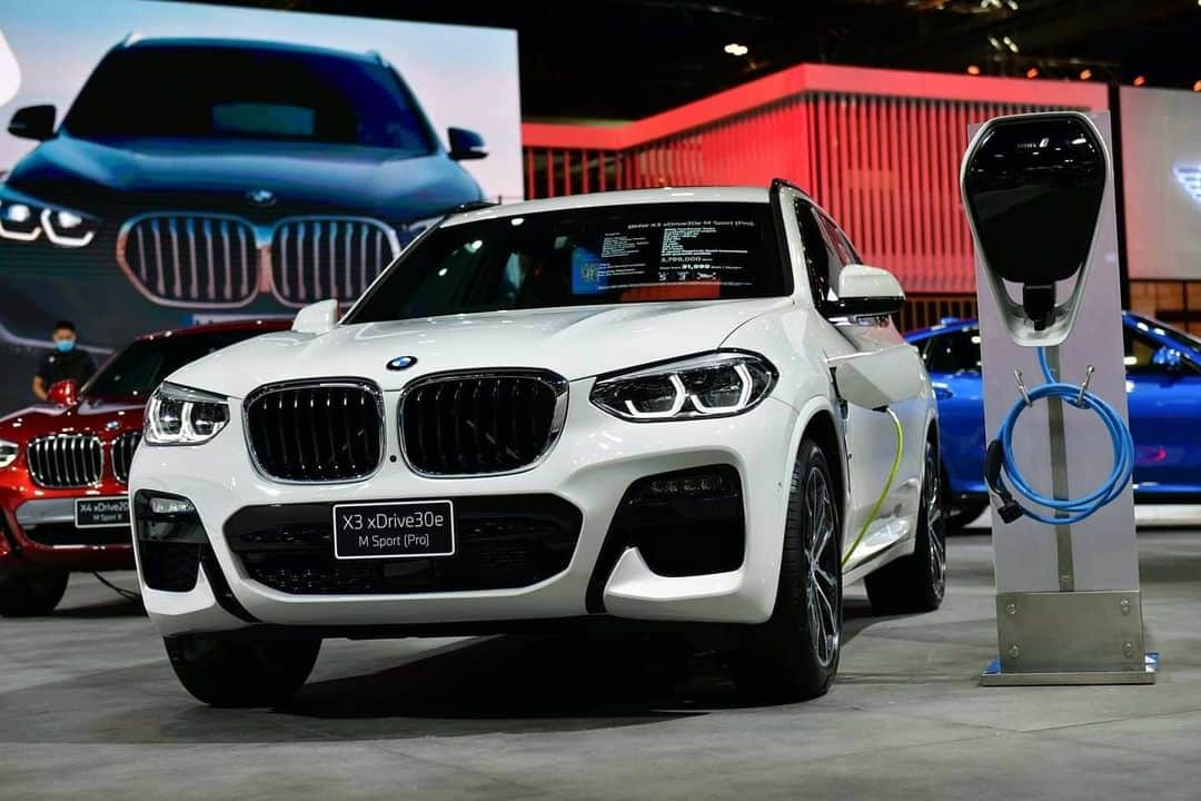 BMW Thailandさんのインスタグラム写真 - (BMW ThailandInstagram)「เช็คอินในที่ไม่ซ้ำใคร แล้วสร้างประสบการณ์ครั้งใหม่ไปกับ BMW X3 รถ Sport Activity Vehicle ที่เกิดมาเพื่อการผจญภัย และประหยัดพลังงานด้วยระบบขับเคลื่อนด้วยพลังงานไฟฟ้า Plug-in Hybrid ที่สามารถขับได้ไกลถึง 55 กิโลเมตร  พร้อมรับข้อเสนอสุดพิเศษ - อัพเกรด BSI 5 ปี  - ประกันชั้นหนึ่งสูงสุด 3 ปี - ดอกเบี้ย 0% นานสูงสุด 5 ปี - ราคาผ่อนเริ่มต้นเพียง 28,999 บาท/เดือน  พบกันในงาน Motor Expo 2020 วันนี้-13 ธันวาคมนี้ ที่ อิมแพค เมืองทองธานี  สอบถามข้อมูลเพิ่มเติมได้ที่ - BMW Contact Center : 1397 - Line : @BMWLeasing : https://lin.ee/e8LSXa4 - ข้อมูลเพิ่มเติมคลิก : https://bit.ly/2NeZSvA - จองผ่านช่องทางออนไลน์ : https://bit.ly/3ccgLSB  *เงื่อนไขเป็นไปตามที่บริษัทฯ กำหนด   ชมรถ BMW ทุกคันได้แบบ 360 องศา ผ่าน BMW Virtual Showroom พร้อมพูดคุยกับ BMW Sales Consultant ผ่านทาง Live Chat ได้ตลอด 24 ชั่วโมง คลิกเลย : https://virtualshowroom.bmw.co.th  #BMW #BMWTH #THEX3 #JOYisBMW #สุนทรียภาพแห่งการขับขี่ #MotorExpo2020 #BMWVirtualShowroom」12月11日 18時08分 - bmwthailand
