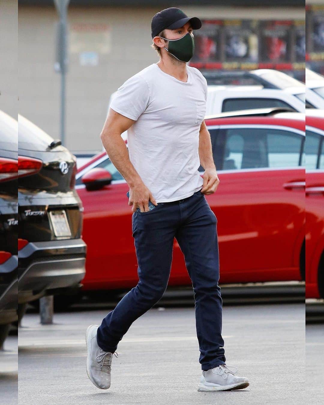 Just Jaredさんのインスタグラム写真 - (Just JaredInstagram)「Chace Crawford has been staying in great shape during the pandemic and his muscles were on display in the latest candid photos! He was spotted picking up some groceries this week in L.A. #ChaceCrawford Photos: Backgrid」12月11日 18時09分 - justjared