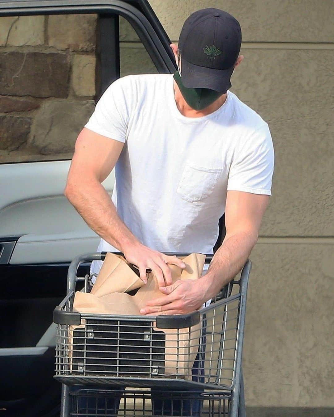 Just Jaredさんのインスタグラム写真 - (Just JaredInstagram)「Chace Crawford has been staying in great shape during the pandemic and his muscles were on display in the latest candid photos! He was spotted picking up some groceries this week in L.A. #ChaceCrawford Photos: Backgrid」12月11日 18時09分 - justjared