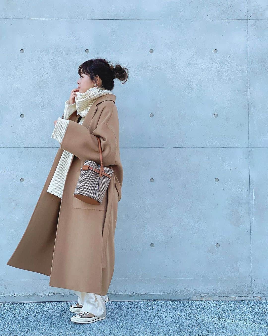 akiii031のインスタグラム：「いつかの#coordinate  お気に入りのキャメルコートはきっと来年も再来年も着るだろうなぁ🐪🤎  coat/bag @aulii_amomentofhappiness  knit @sulvam_official  pants @stunninglure  shoes @converse  earring @seadsmara」