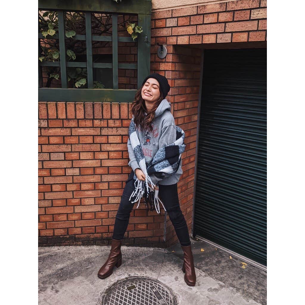 アメリカンイーグルさんのインスタグラム写真 - (アメリカンイーグルInstagram)「Hi :)   今回 @americaneaglejpでは11/6からホリデーコレクションとして Disneyとのコラボレーションアイテムを発売したよ❤️🎅🎁   私がコーデとして身につけているtops,deim,stole 全てが @americaneaglejp のだよ❤️🎄✨   ストレッチ素材の効いた履きやすいデニムもMickey Mouseの柄になってて とってもカワイイのっ❤️👖🐭✨   私が着ているアイテム含め全て↓オンラインストアからGetできるから是非ともcheckしてねぇ〜 ❤️😻 「 www.aeo.jp 」   ↓着用アイテム Cozy Ne(x)t Level Jeans AE x Disney Mom Jean AE x Disney Hoodie   Thank you for reading. Have a wonderful holiday<33   #regram @ami__angel #AExME #AEJeans #AE #americaneaglejp」12月11日 18時11分 - americaneaglejp