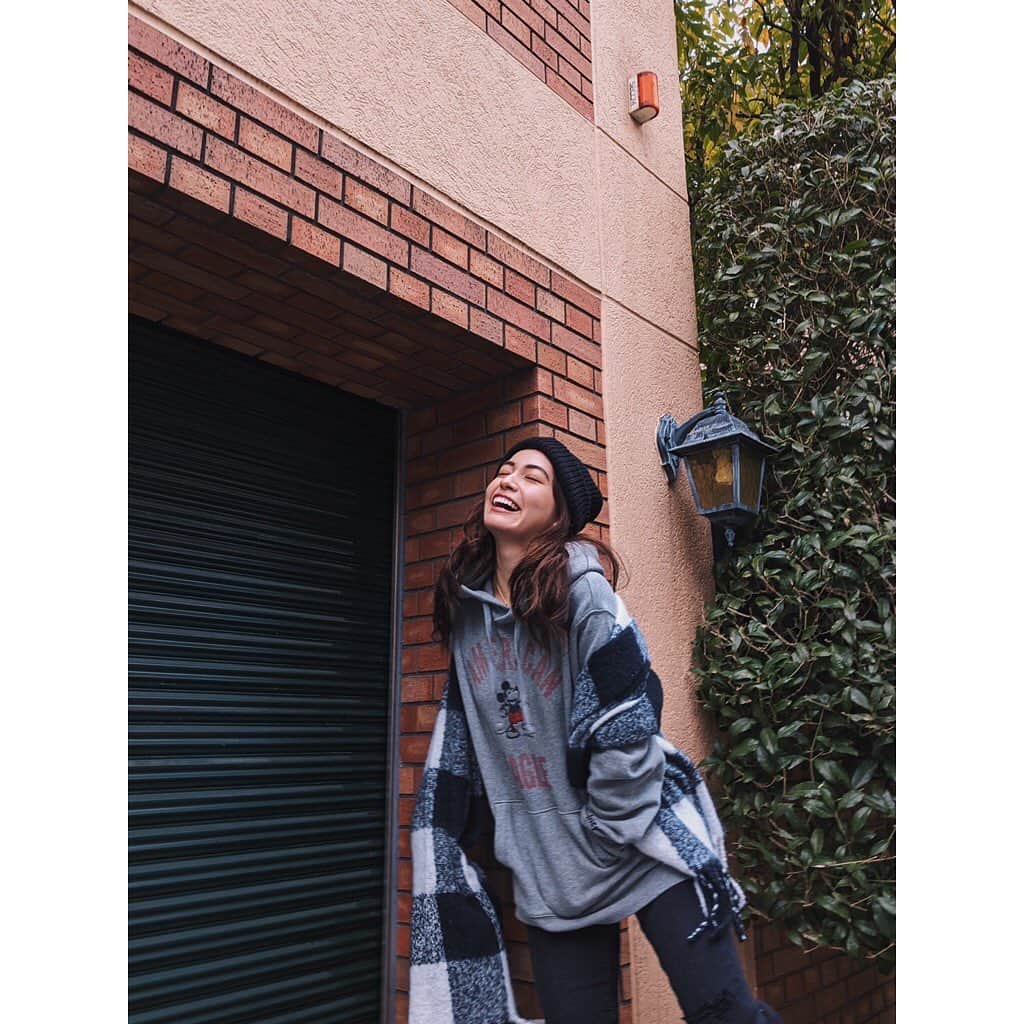 アメリカンイーグルさんのインスタグラム写真 - (アメリカンイーグルInstagram)「Hi :)   今回 @americaneaglejpでは11/6からホリデーコレクションとして Disneyとのコラボレーションアイテムを発売したよ❤️🎅🎁   私がコーデとして身につけているtops,deim,stole 全てが @americaneaglejp のだよ❤️🎄✨   ストレッチ素材の効いた履きやすいデニムもMickey Mouseの柄になってて とってもカワイイのっ❤️👖🐭✨   私が着ているアイテム含め全て↓オンラインストアからGetできるから是非ともcheckしてねぇ〜 ❤️😻 「 www.aeo.jp 」   ↓着用アイテム Cozy Ne(x)t Level Jeans AE x Disney Mom Jean AE x Disney Hoodie   Thank you for reading. Have a wonderful holiday<33   #regram @ami__angel #AExME #AEJeans #AE #americaneaglejp」12月11日 18時11分 - americaneaglejp