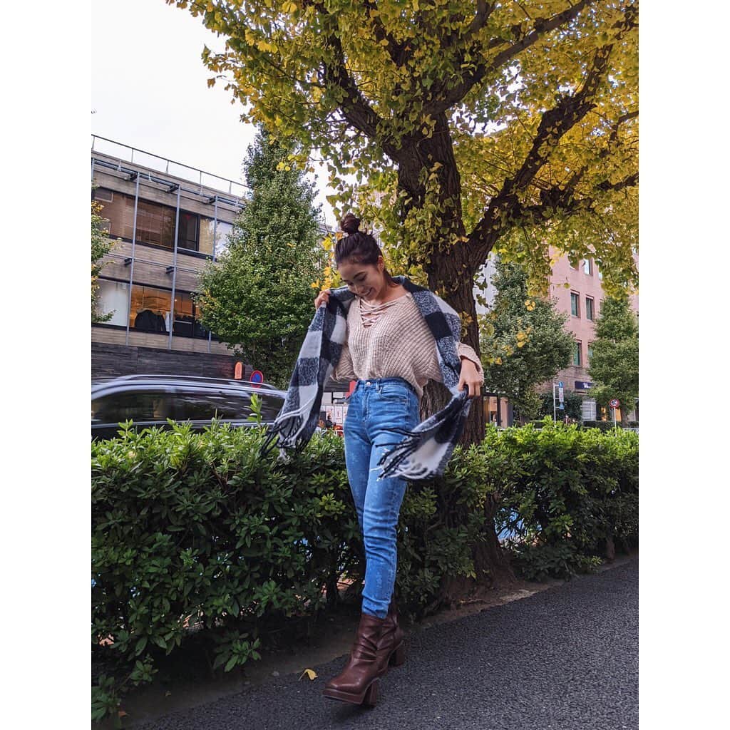 アメリカンイーグルさんのインスタグラム写真 - (アメリカンイーグルInstagram)「Hi :)   今回 @americaneaglejpでは11/6からホリデーコレクションとして Disneyとのコラボレーションアイテムを発売したよ❤️🎅🎁   私がコーデとして身につけているtops,deim,stole 全てが @americaneaglejp のだよ❤️🎄✨   ストレッチ素材の効いた履きやすいデニムもMickey Mouseの柄になってて とってもカワイイのっ❤️👖🐭✨   私が着ているアイテム含め全て↓オンラインストアからGetできるから是非ともcheckしてねぇ〜 ❤️😻 「 www.aeo.jp 」   ↓着用アイテム Cozy Ne(x)t Level Jeans AE x Disney Mom Jean AE x Disney Hoodie   Thank you for reading. Have a wonderful holiday<33   #regram @ami__angel #AExME #AEJeans #AE #americaneaglejp」12月11日 18時11分 - americaneaglejp