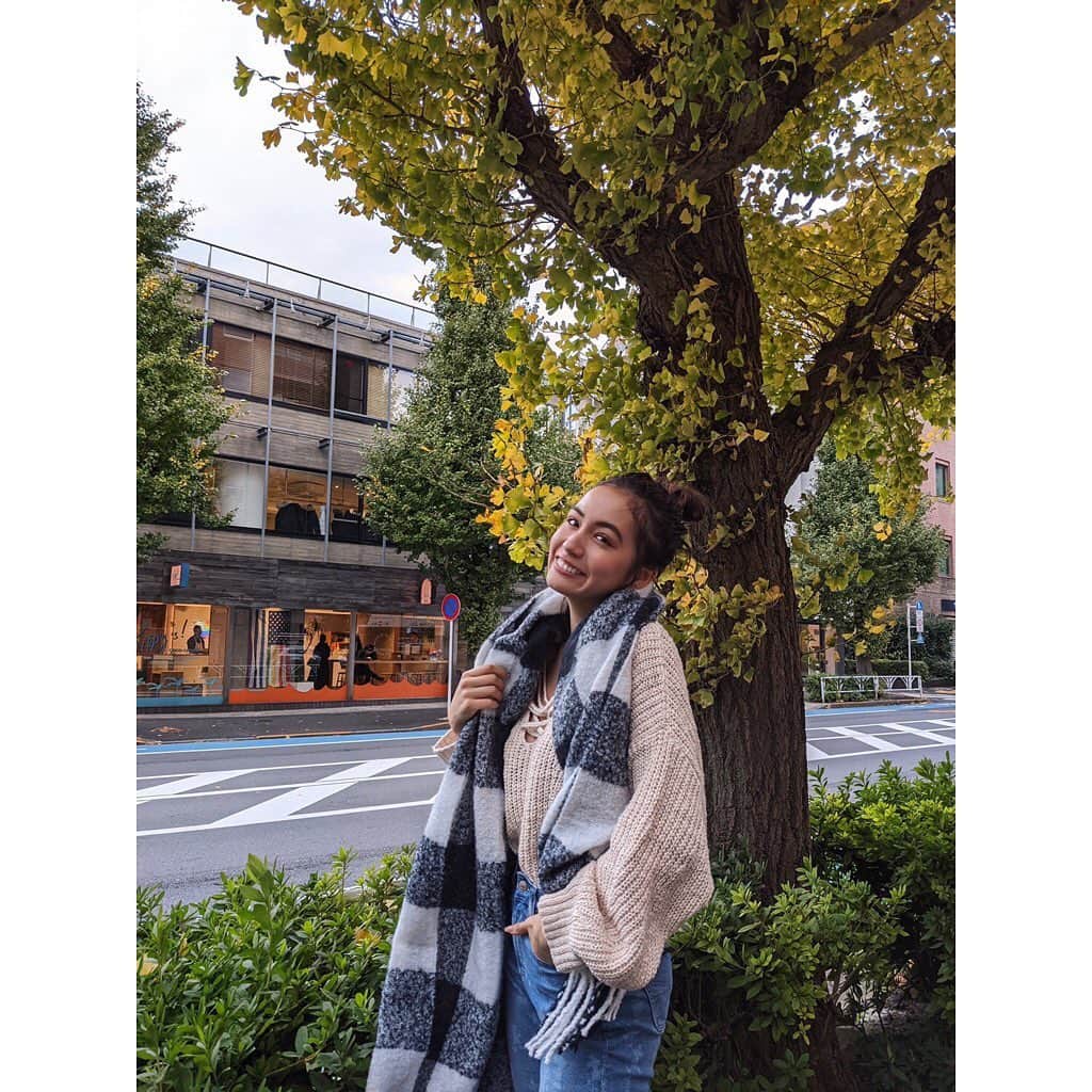 アメリカンイーグルのインスタグラム：「Hi :)   今回 @americaneaglejpでは11/6からホリデーコレクションとして Disneyとのコラボレーションアイテムを発売したよ❤️🎅🎁   私がコーデとして身につけているtops,deim,stole 全てが @americaneaglejp のだよ❤️🎄✨   ストレッチ素材の効いた履きやすいデニムもMickey Mouseの柄になってて とってもカワイイのっ❤️👖🐭✨   私が着ているアイテム含め全て↓オンラインストアからGetできるから是非ともcheckしてねぇ〜 ❤️😻 「 www.aeo.jp 」   ↓着用アイテム Cozy Ne(x)t Level Jeans AE x Disney Mom Jean AE x Disney Hoodie   Thank you for reading. Have a wonderful holiday<33   #regram @ami__angel #AExME #AEJeans #AE #americaneaglejp」