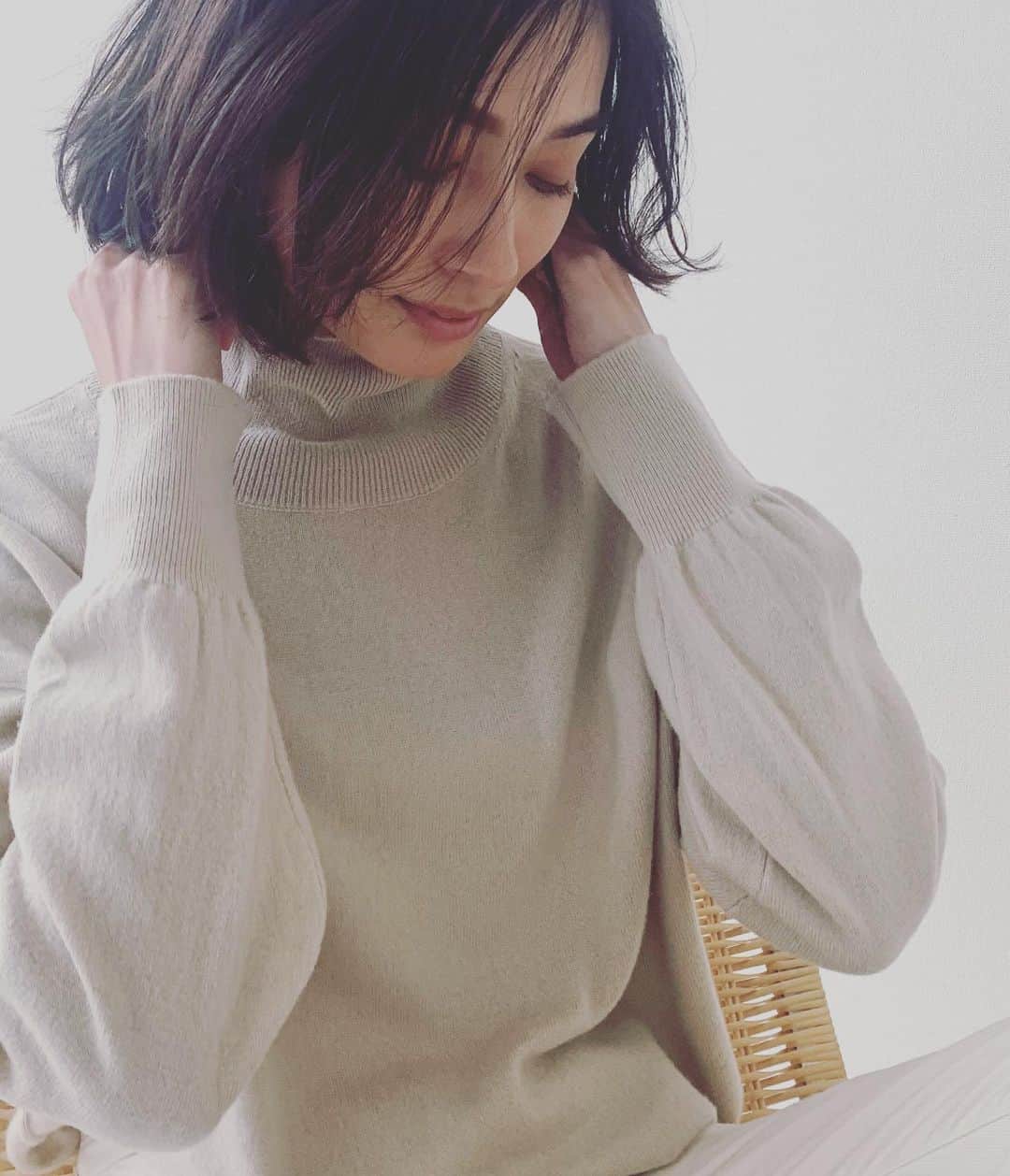 小濱なつきのインスタグラム：「beige. . 大人になってどんどんベージュに惹かれるようになり、今年はデザインワークスのベージュのカシミヤニットを選んだ。 ほんとに暖かい。 ほわほわ包まれているような心地よさ。 . @hyke_official  @designworks_ladies_official  @khaite_ny  @nike」