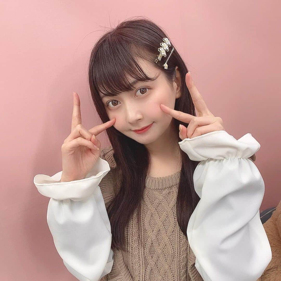 金久保マユ（ぼんぼん）さんのインスタグラム写真 - (金久保マユ（ぼんぼん）Instagram)「今日も今日とてヘアピンにハマっています👩🤍可愛いんだけど、耳が出て寒い。。笑 . . 最近はずっと暗髪なので、そろそろ明るくしようかな？なんて思ってます🙋‍♀️明るいのと暗いの、どっちがすきですか🤔？」12月11日 18時14分 - kanakubo_mei