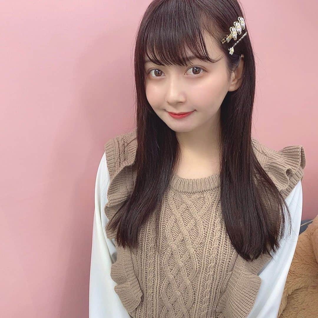 金久保マユ（ぼんぼん）のインスタグラム：「今日も今日とてヘアピンにハマっています👩🤍可愛いんだけど、耳が出て寒い。。笑 . . 最近はずっと暗髪なので、そろそろ明るくしようかな？なんて思ってます🙋‍♀️明るいのと暗いの、どっちがすきですか🤔？」