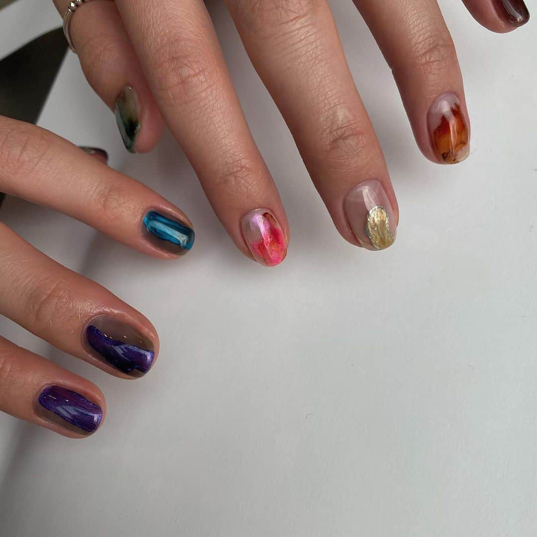 水野里砂のインスタグラム：「DLAW new designからアレンジして🎨一年の集大成nail✨ 気に入っていただけてよかった💓 今年もあと20日❣️ 年内ご新規様の予約枠も拡大しましたのでこの機会に是非🥰 ご新規様はdmにてお問い合わせ下さいませ♡  12日15時 17日11時 18日14時.17時 19日18時 20日14時半.17時半 21日15時 22日16時 25日13時 28日19時 29日11時.17時  #riririart」