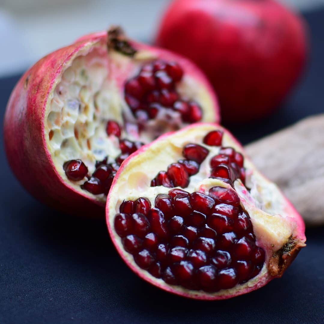 SUPERFOOD LABのインスタグラム：「石榴 ・ 古くから『女性の果物』と呼ばれることもあるという「ザクロ」。 ・ 食べると甘酸っぱい実は、そのまま食べたり飲み物に入れる以外にも、ヨーグルトやサラダ、カルパッチョの仕上げに加えると見た目も◎。 ・ そして、なんといっても写真に撮るだけで美しい✨ ・ ・ -------- スーパーフードラボの5種類のシャンプーには、全て「ザクロ果皮エキス」「ザクロ種子エキス」など、ザクロ由来の成分が配合されています。 ・ こんな美しい果物のエキスで髪を洗っているなんて、贅沢な気分❤️❤️ ・ ・ #スーパーフードのある日常﻿ #superfoodlab #スーパーフードラボ」