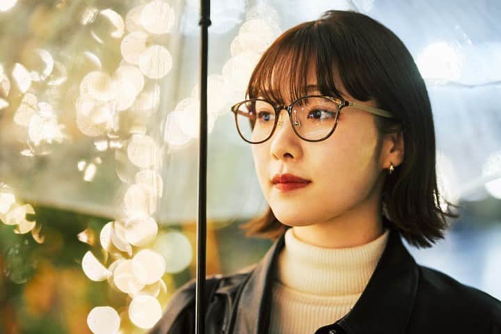 Zoff Officialのインスタグラム：「《SNAP》シンプルになりがちな冬のコーデは、キラリと光るジュエリーや小物でアップデート。昼はサングラス、夜はメガネとして使える2WAYのアイウェアで、スマートにファッションを楽しんで。  Zoff NIGHT&DAY ZC201G02_43A1 ￥11,000(税込)  Photographer @yansukim  #Zoff #EyePerformance #sanglasses #eyewear #UVカット #サングラス #メガネ #メガネ女子 #メガネコーデ」