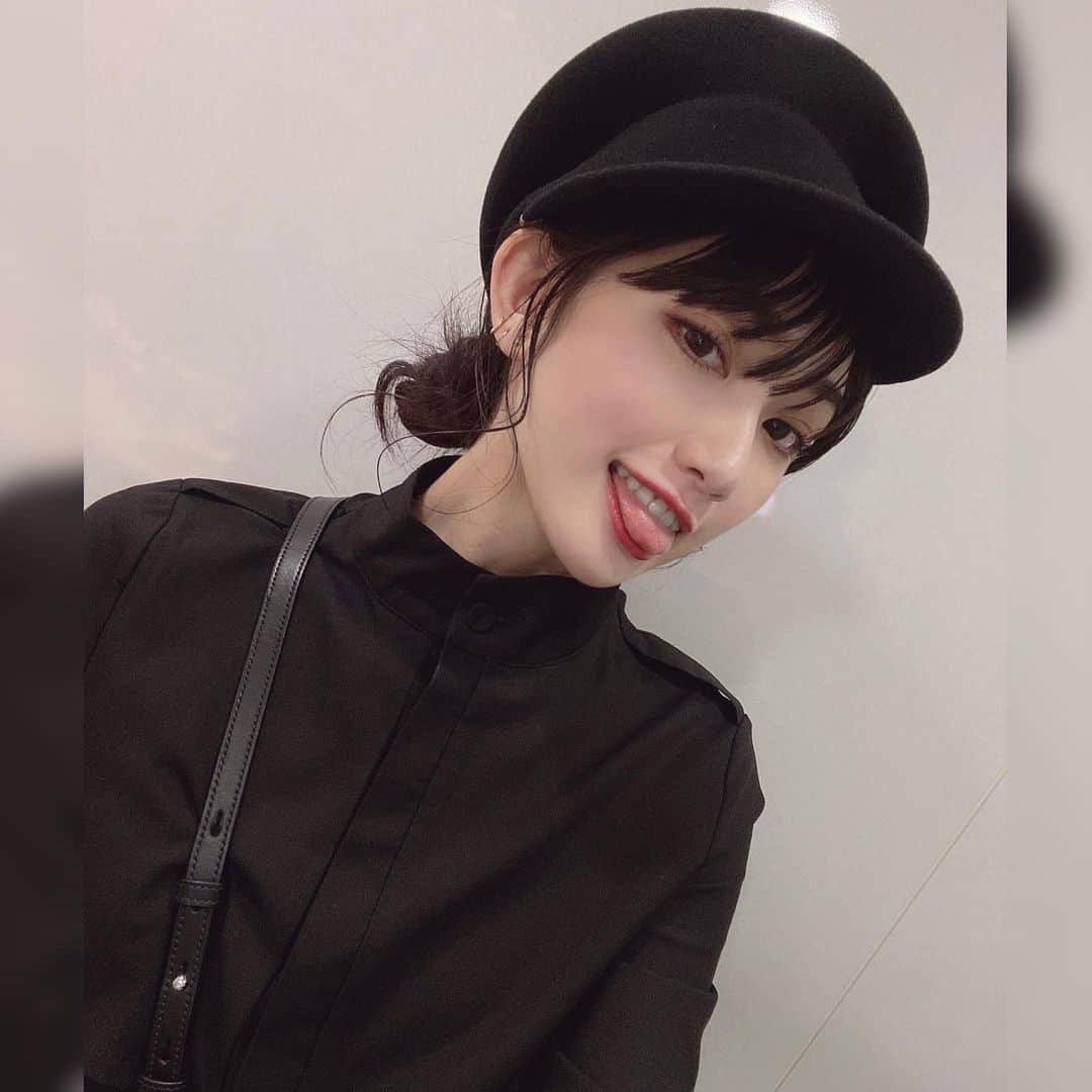 黒田瑞貴のインスタグラム：「事務所行ったら #サイバーパンク2077  届いてたので今日から配信やりまーす❤️ #hat ... #ca4la  #ootdfashion #ootd #twitch #ゲーマー女子 #ゲーム」