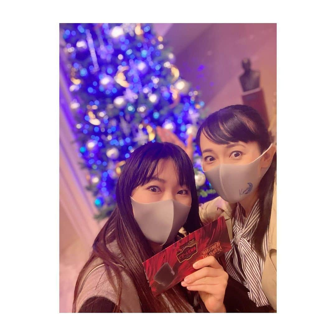 香音有希さんのインスタグラム写真 - (香音有希Instagram)「先日、 みき#白華れみ と月組さんを観劇させて頂きました🌙 #月組 #東京宝塚劇場  #ピガール狂騒曲   やはり和物のショーって大好きだなと(*´Д｀*) クラシックと美しいお衣装や場面に夢心地でした。 お芝居も軽快で楽しくてとっても素晴らしく👏👏もう本当にきゅんきゅんしちゃいましたよ.. 最後の方はニヤつきが止まりませんでした\(//∇//)\ 久しぶりに大劇場でお芝居ショーと観劇する事が出来て、 やはり宝塚って夢の世界で、 華やかでみているだけで笑顔になる、素晴らしい場所だなぁと思います☺️🌈 クリスマスツリーも綺麗でした　　🌙🎄」12月11日 18時21分 - kaonyuki_yukako