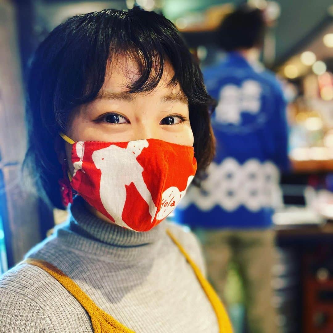 カワハラユキコさんのインスタグラム写真 - (カワハラユキコInstagram)「【スペインマスク/Original Spanish mask】 🇪🇸 スペインごはん祭のときに爆誕した、ハラユキオリジナルデザインの手ぬぐい使用、はとちゃん @hato888 制作のスペインマスク。私も毎日使ってるのだけど、かわいいのはもちろん、耳が痛くならないのが最高すぎる。。😍 ・ ただいま、私のwebショップ「スイキョウ商店」で販売中です。使用モデルは小杉湯のアニーちゃん @konnitiwaasuka ！ 🇪🇸 拙著「オラ！スペイン旅ごはん」発売中！プロフィールのリンクからAmazonページに飛べます。各書店でも発売中。店頭にない場合はご注文ください。新高円寺のスペインバル @gaucho_shinkoenji  でも販売中です。 🇪🇸 スペイン旅ごはんポスターにキャンペーンに立候補していただいたお店の皆様、ただいまプレゼント用マスクを制作中ですので、もう少々お待ちくださいませ！ポスターについての詳細は、 #スペイン旅ごはんポスターキャンペーン  でチェックしてみてくださいね。 🇪🇸 #スペイン  #スペイングッズ #ダンスグッズ #マスク #マスク手作り #スペインマスク #フラメンコ #闘牛 #パエリア #オーナメント #フラメンコ #spain #foodie」12月11日 18時32分 - yukky_kkk
