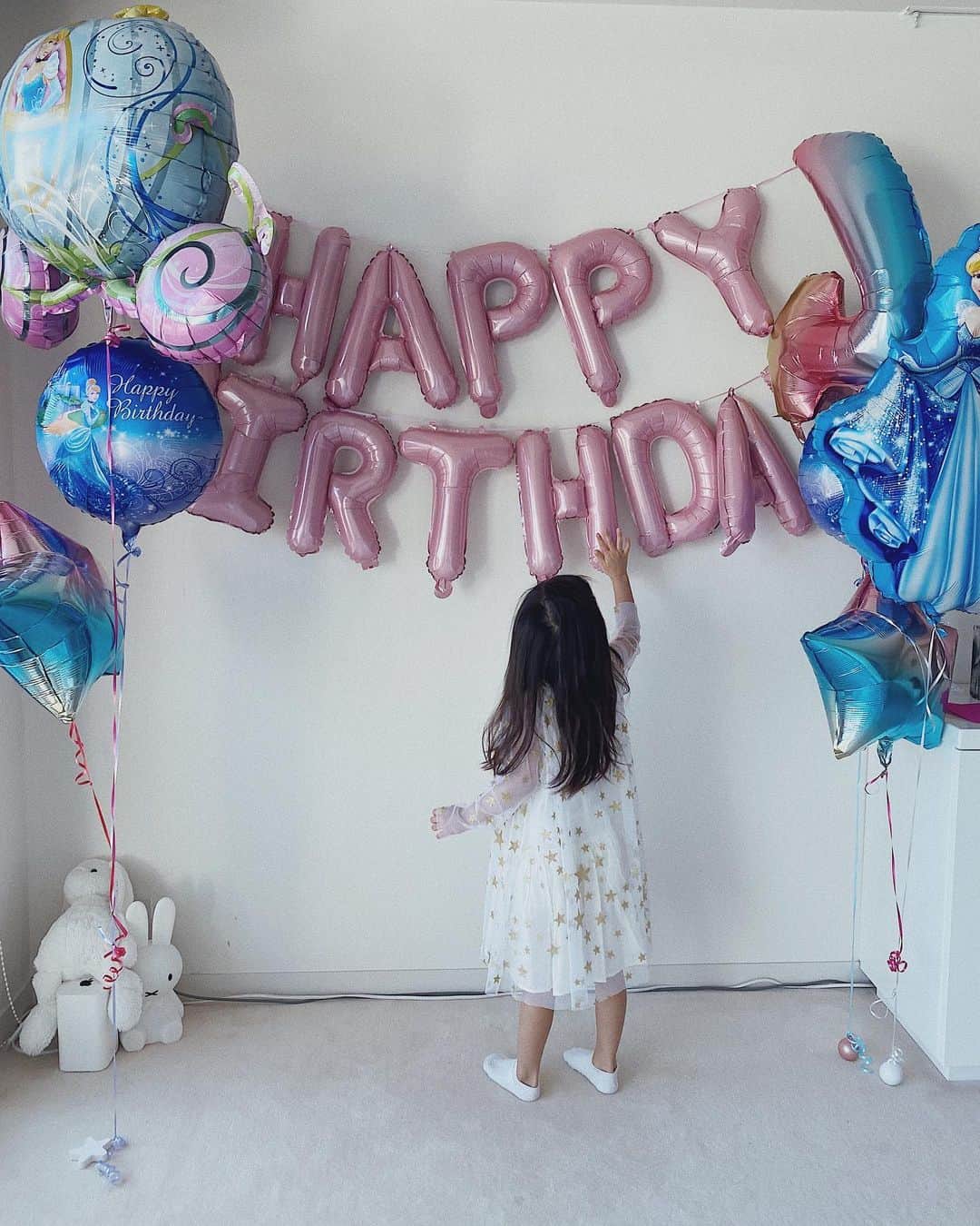 翁安芸さんのインスタグラム写真 - (翁安芸Instagram)「Happy Birthday my love✨👑💓   今年は家族だけでお祝いをした娘の誕生日。テーマはシンデレラにしました💕  #4yearsold #happygirl #unconditionallove #mydaughter #cinderella #シンデレラが好き」12月11日 18時25分 - akinyc