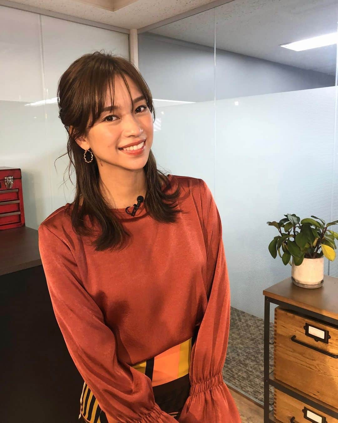 紺野ゆりのインスタグラム：「🥋🎿🏸🏃‍♂️  今週土曜日のクロスオーバーの放送は、 4月の番組開始からお届けしてきたレジェンドアスリートの成功への道のりをひも解く『スポーツコンピテンシー』の総集編をお届けします。登場した7人のレジェンドたちの栄光をつかみ取った珠玉の言葉を振り返ります。   さらに放送されなかった未公開トークも一挙大放出！どうぞお見逃しなく。   ＜ゲスト（敬称略）＞ 野村忠宏、岡崎朋美、荻原健司、潮田玲子、田中理恵、大畑大介、朝原宣治  日本のトップアスリートの方々のお話はとっても面白く勉強になることばかりでした✨ 総集編もぜひご覧ください☆  styling by @rk_stylist 👗: @reyna.2017.07.28」