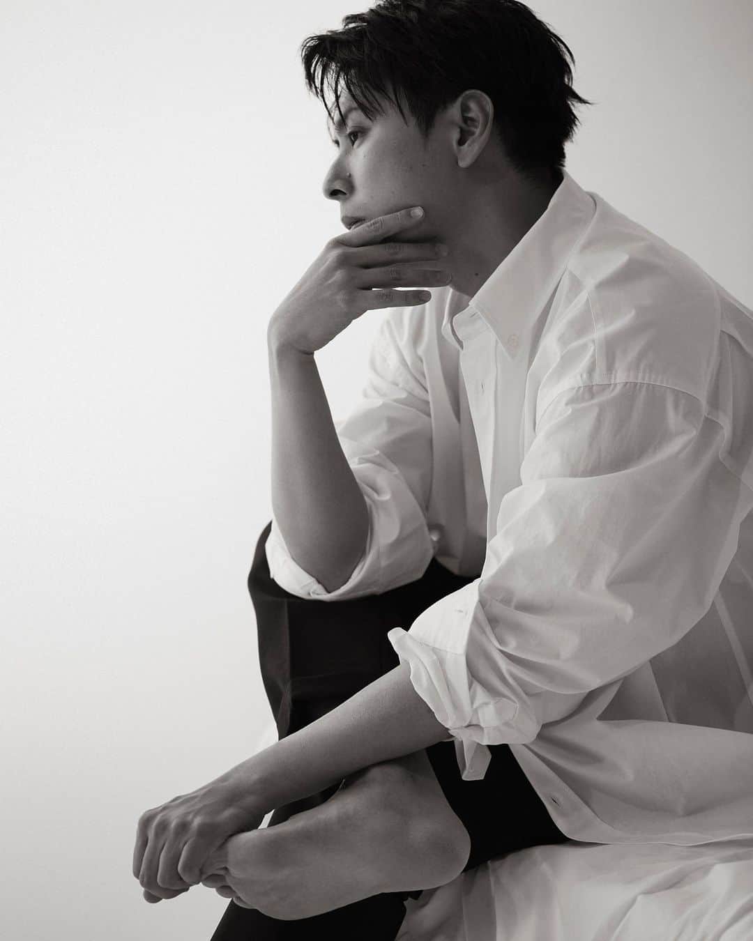 長山一樹のインスタグラム：「久々に三代目の皆様と終日がっつりと撮影させていただきました。最新号月刊EXILEの表紙＋中45ページのプチ写真集ばりのボリューム。落ち着いた大人の色気を香ってください。なかなか撮れない足の裏。  @exile_magazine  @jsb3_7official  @3jsb_kenjiro_official  Art director @bucci_nakashiro  Stylist @stylistwatanabeyasuhiro  Hairmake @beryl_shimokawa  Photographer @kazuki_nagayama  #月刊exile #三代目jsoulbrothers #山下健二郎 #magazine #photography #portrait #hasselblad #h6d #kazukinagayama #長山一樹 #妄想注意 #永久保存版」