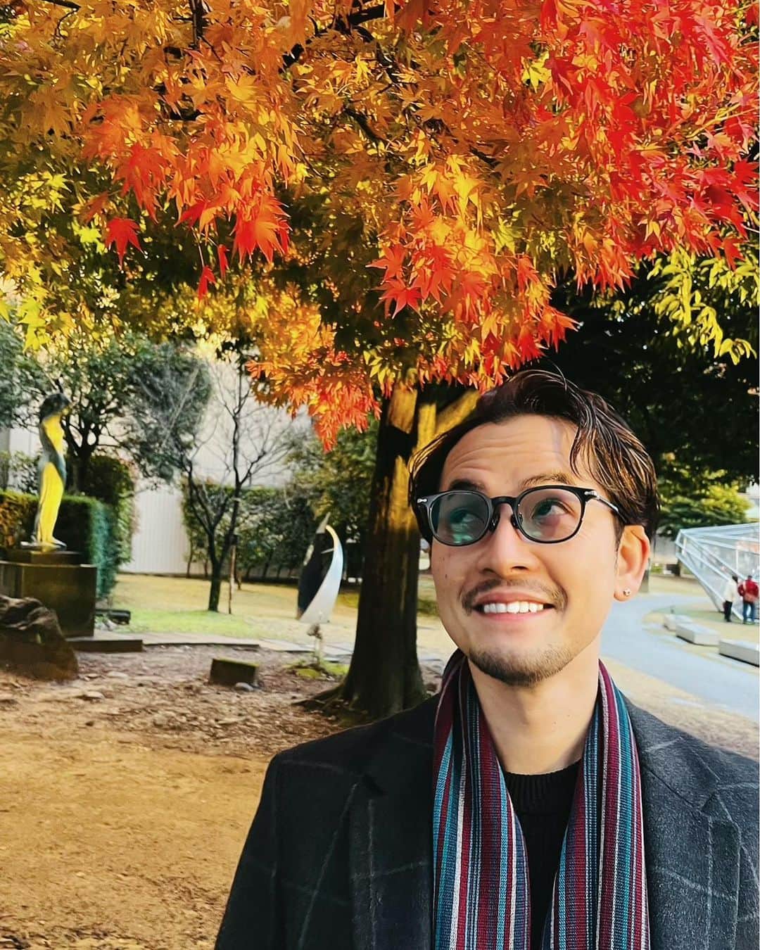 小柳津林太郎のインスタグラム：「ホワイトニングには通っていたけど、歯医者に継続的に通うのが苦手でした、、、今はこれを使っています。歯磨きは毎日行うことだから気軽に継続できて効果を実感している愛用アイテムです。旅先にも気軽に持ち運べので、良いですよねー。継続は力なりといいますが、現実的に続けられることじゃないとですね。写真は先週の金沢にて。 #ブレッシュホワイトニング #breashwhitening #ホワイトニング #自宅ホワイトニング #旅行ホワイトニング #歯を白くする #PR」