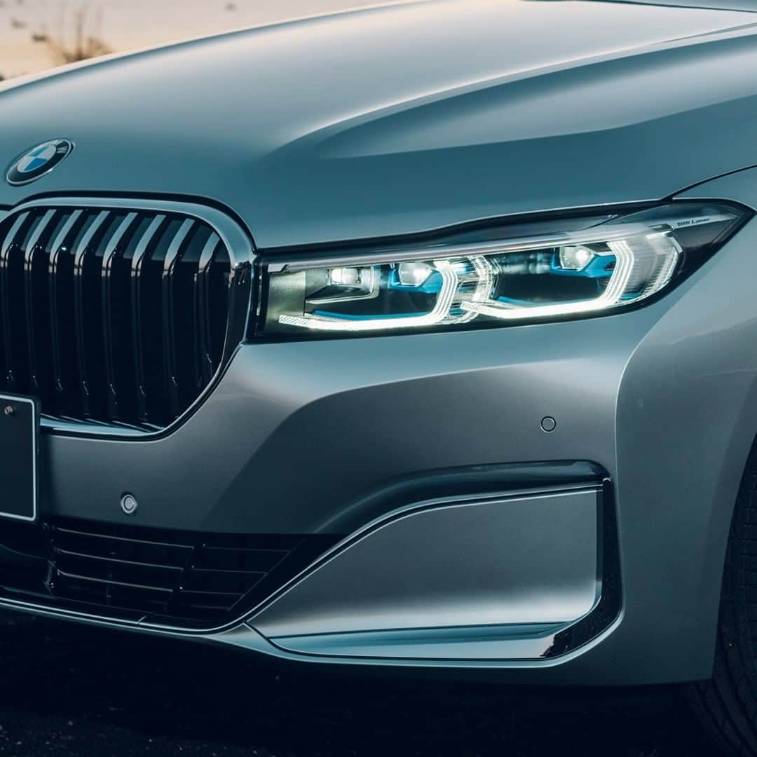 のインスタグラム：「美と技の究極を紡ぐ、BMW LUXURYより「BMWと日本の名匠プロジェクト」第二弾、発進。  日本を代表する金工作家、人間国宝（重要無形文化財保持者）の奥山峰石氏による珠玉の加飾が車内空間を彩る、その名も「THE 7 PURE METAL EDITION」。 塊感のある、比類なく深い金属の質感を印象付けるピュア・メタル・シルバーのボディカラーを纏い、気高く威厳に満ちた風格を放ちます。  BMWと奥山峰石氏が誘う、金属が描き出すラグジュアリネスの境地。 今月下旬、ついにその全貌が明らかになります。  「BMWと日本の名匠プロジェクト」は、世界をリードする最先端のテクノロジーと妥協なき美意識を融合し、特別な一台を創るBMWの革新的プロジェクトです。  #BMWLuxury #THE7 #BMW #BMWJapan #駆けぬける歓び」