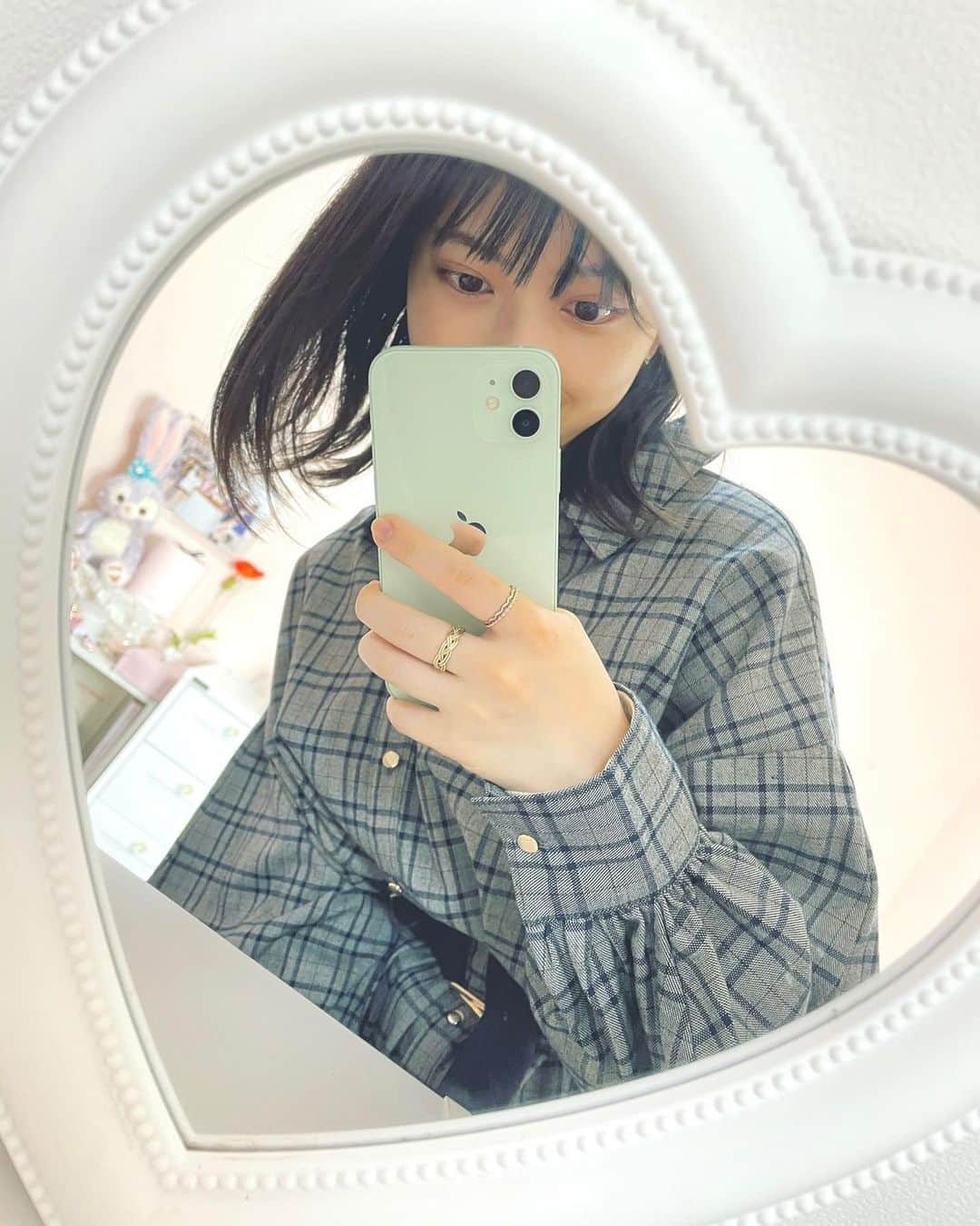 辻野かなみのインスタグラム：「❤︎﻿ ﻿ iPhone12📱届いた🍀 ﻿ やった〜✌︎ ﻿ 初めてのカラー☺️ 新鮮✨  ﻿ #iPhone12 #グリーン #昔ぴよと色違いで買ったハートの鏡🪞 #とき宣#アイドル #idol﻿ #instagood #instalike #followme﻿ ﻿」