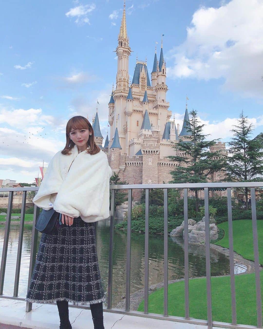 東馬場ななのインスタグラム：「🏰 すごーく時差更新なディズニー😇 気づいたらかなりインスタ放置していました…😅 ミニーちゃんのふわふわポンチョスタイル🥰」