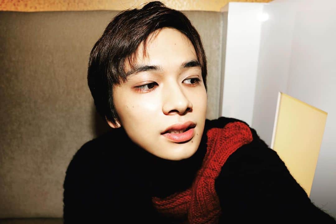 北村匠海のインスタグラム：「ジャストな裏側が撮れていたのでは！？  ということで、2枚目もご覧ください。  #北村匠海 #ザテレビジョン #お正月超特大号 #何卒を #なにとど #と言っちゃってる #匠海くんを #なにとど #チェック #お願いいたします」