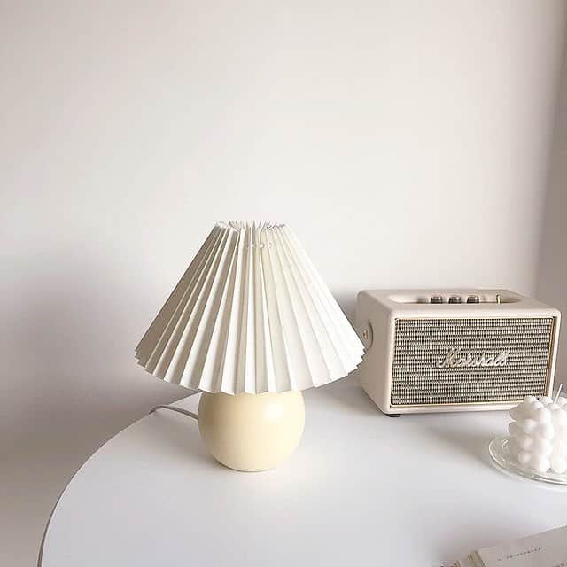 BASE（ベイス）のインスタグラム：「table lamp 2086  Look Up（@look_up.official）  週末は心地よい灯りと一緒に のんびりおうちで過ごそう🛋  ＜Look Up＞はどれも手にとって眺めたくなる おしゃれなインテリア雑貨やお洋服をセレクト。  丸いボディとキノコのような形で 映画の世界にでてきそうなガーリーなランプ。  枕元に置いたり リビングのテーブルのアクセントにしたり……🎶  どんな空間にもなじみやすいので 今のお部屋をワンランク上の雰囲気へ仕上げてくれますよ。  #baseec #baseecで販売中 #韓国インテリア #韓国雑貨 #ナチュラルインテリア #ランプ #テーブルランプ #ベッドルーム #一人暮らし #暮らしのこと #模様替え #インテリア雑貨 #インテリア照明」