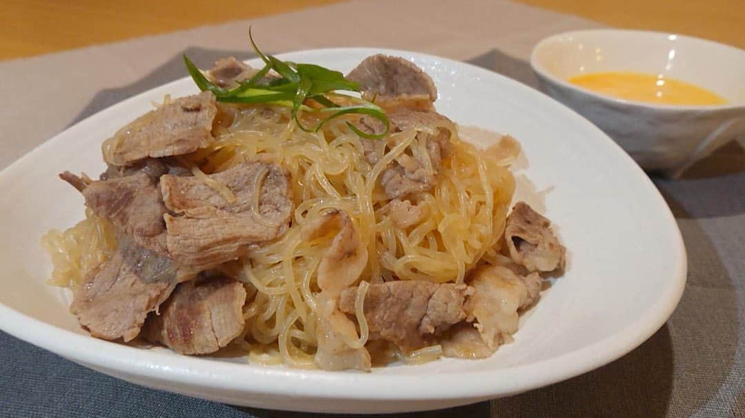 馬場裕之のインスタグラム：「しらたきスキヤキ😆🍜 満腹感あるのにとってもヘルシー食べ応えもありますよ〜☺️  YouTube「馬場ごはん」 にてご視聴くださいー😸 . ▷ @hiro88 ◁ ⇧⇧⇧⇧⇧⇧⇧ こちらをクリック😻  #新しい日常  #一緒にやってみよう #おうちごはん  #吉本自宅劇場  #馬場ごはん #おつまみ #簡単 #ダイエット #ヘルシー」
