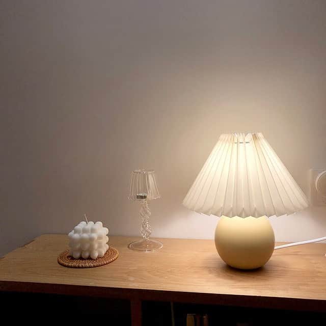 BASE（ベイス）さんのインスタグラム写真 - (BASE（ベイス）Instagram)「table lamp 2086  Look Up（@look_up.official）  週末は心地よい灯りと一緒に のんびりおうちで過ごそう🛋  ＜Look Up＞はどれも手にとって眺めたくなる おしゃれなインテリア雑貨やお洋服をセレクト。  丸いボディとキノコのような形で 映画の世界にでてきそうなガーリーなランプ。  枕元に置いたり リビングのテーブルのアクセントにしたり……🎶  どんな空間にもなじみやすいので 今のお部屋をワンランク上の雰囲気へ仕上げてくれますよ。  #baseec #baseecで販売中 #韓国インテリア #韓国雑貨 #ナチュラルインテリア #ランプ #テーブルランプ #ベッドルーム #一人暮らし #暮らしのこと #模様替え #インテリア雑貨 #インテリア照明」12月11日 18時41分 - baseec