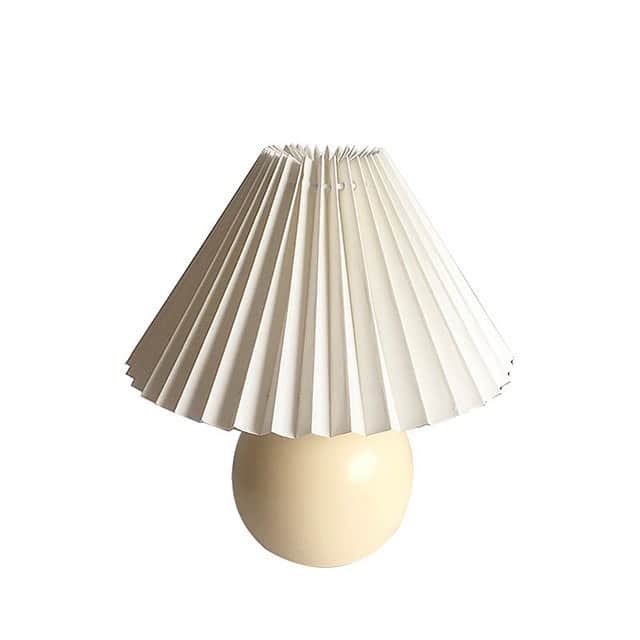 BASE（ベイス）さんのインスタグラム写真 - (BASE（ベイス）Instagram)「table lamp 2086  Look Up（@look_up.official）  週末は心地よい灯りと一緒に のんびりおうちで過ごそう🛋  ＜Look Up＞はどれも手にとって眺めたくなる おしゃれなインテリア雑貨やお洋服をセレクト。  丸いボディとキノコのような形で 映画の世界にでてきそうなガーリーなランプ。  枕元に置いたり リビングのテーブルのアクセントにしたり……🎶  どんな空間にもなじみやすいので 今のお部屋をワンランク上の雰囲気へ仕上げてくれますよ。  #baseec #baseecで販売中 #韓国インテリア #韓国雑貨 #ナチュラルインテリア #ランプ #テーブルランプ #ベッドルーム #一人暮らし #暮らしのこと #模様替え #インテリア雑貨 #インテリア照明」12月11日 18時41分 - baseec